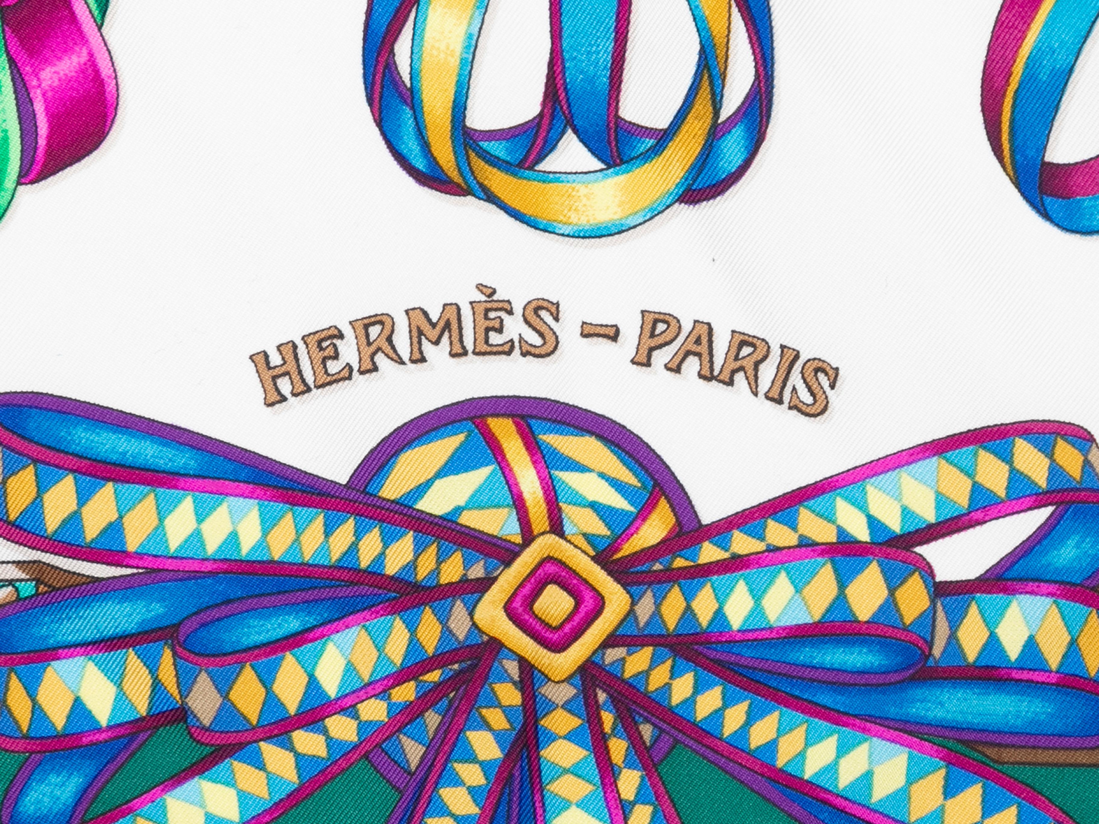 Foulard en soie vert et multicolore à motif Les Rubans du Cheval par Hermès. Largeur 34
