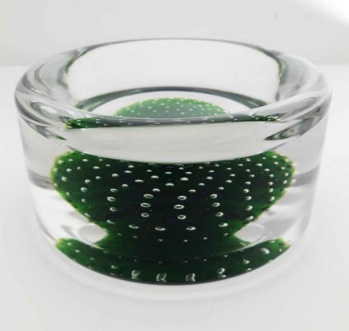 Ciotola in vetro di Murano verde e trasparente accuratamente soffiata a mano con bolle d'aria all'interno del vetro con la tecnica delle Bollicine, realizzata in Italia, circa 1960
Misure: Altezza 2,75 pollici, diametro 5 pollici
1 in stock in