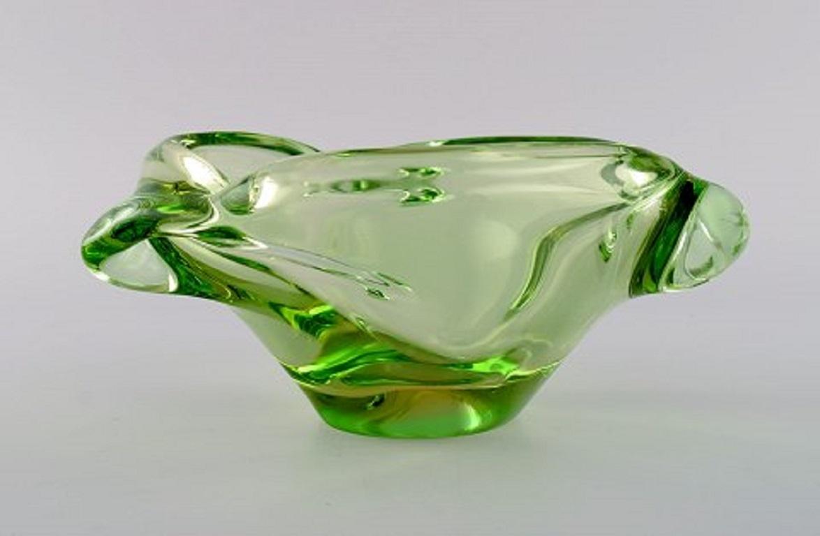 Green Murano bowl in mouth-blown art glass, 1960s.
Measures: 18 x 9 cm.
In excellent condition.