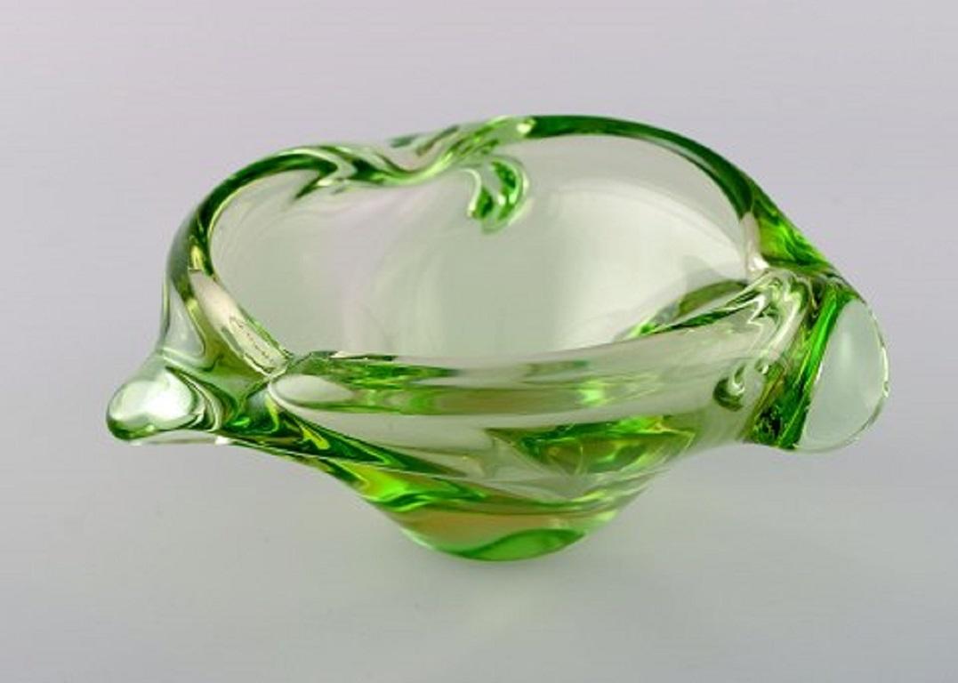 Grüne Murano-Schale aus mundgeblasenem Kunstglas, 1960er Jahre (Moderne der Mitte des Jahrhunderts) im Angebot