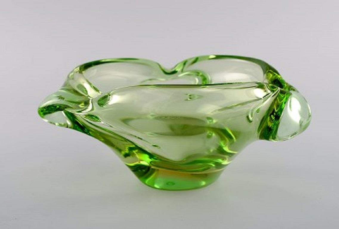 Grüne Schale aus mundgeblasenem Muranoglas in Grün, 1960er Jahre (Moderne der Mitte des Jahrhunderts) im Angebot