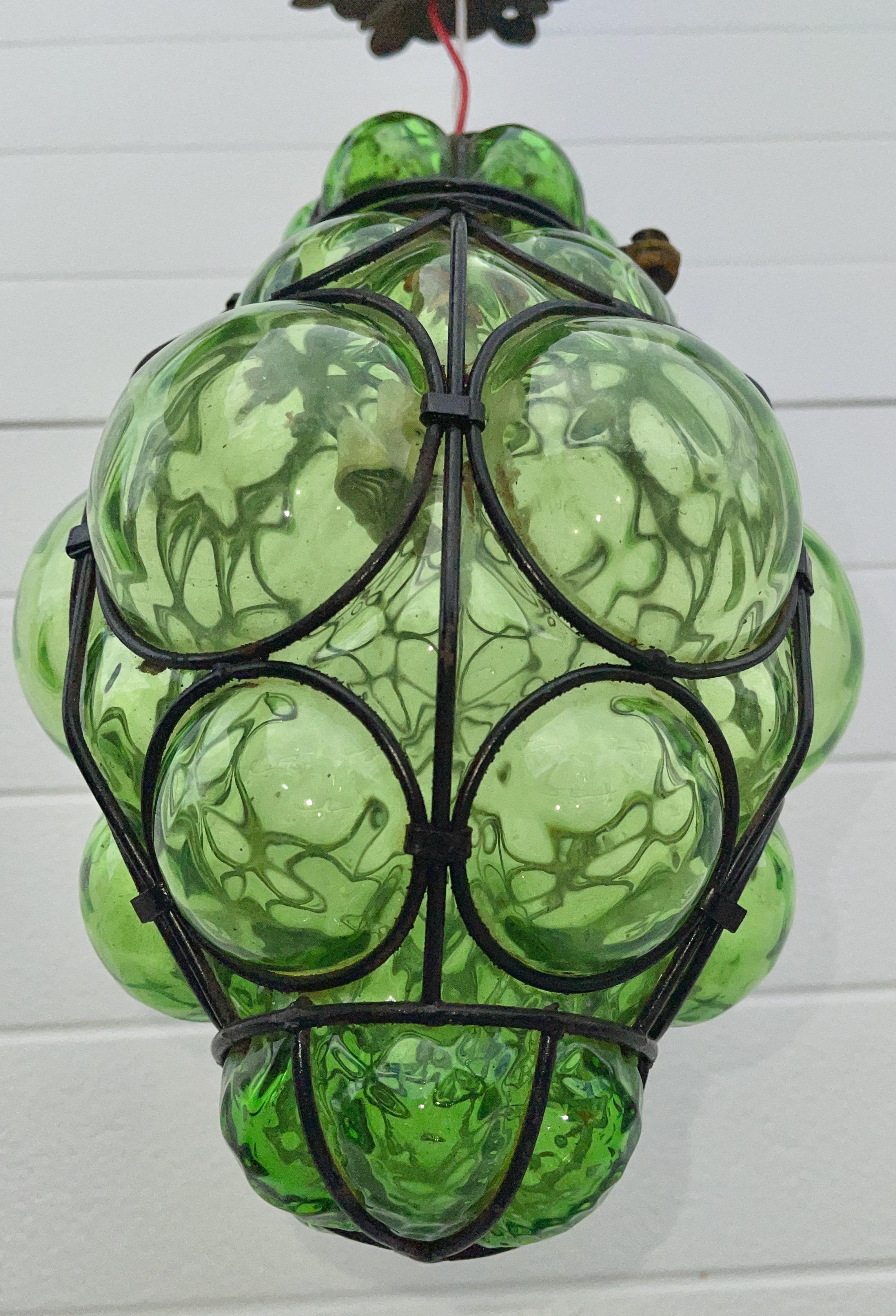Milieu du XXe siècle Pendentif bulle en verre de Murano vert en cage de Seguso en vente