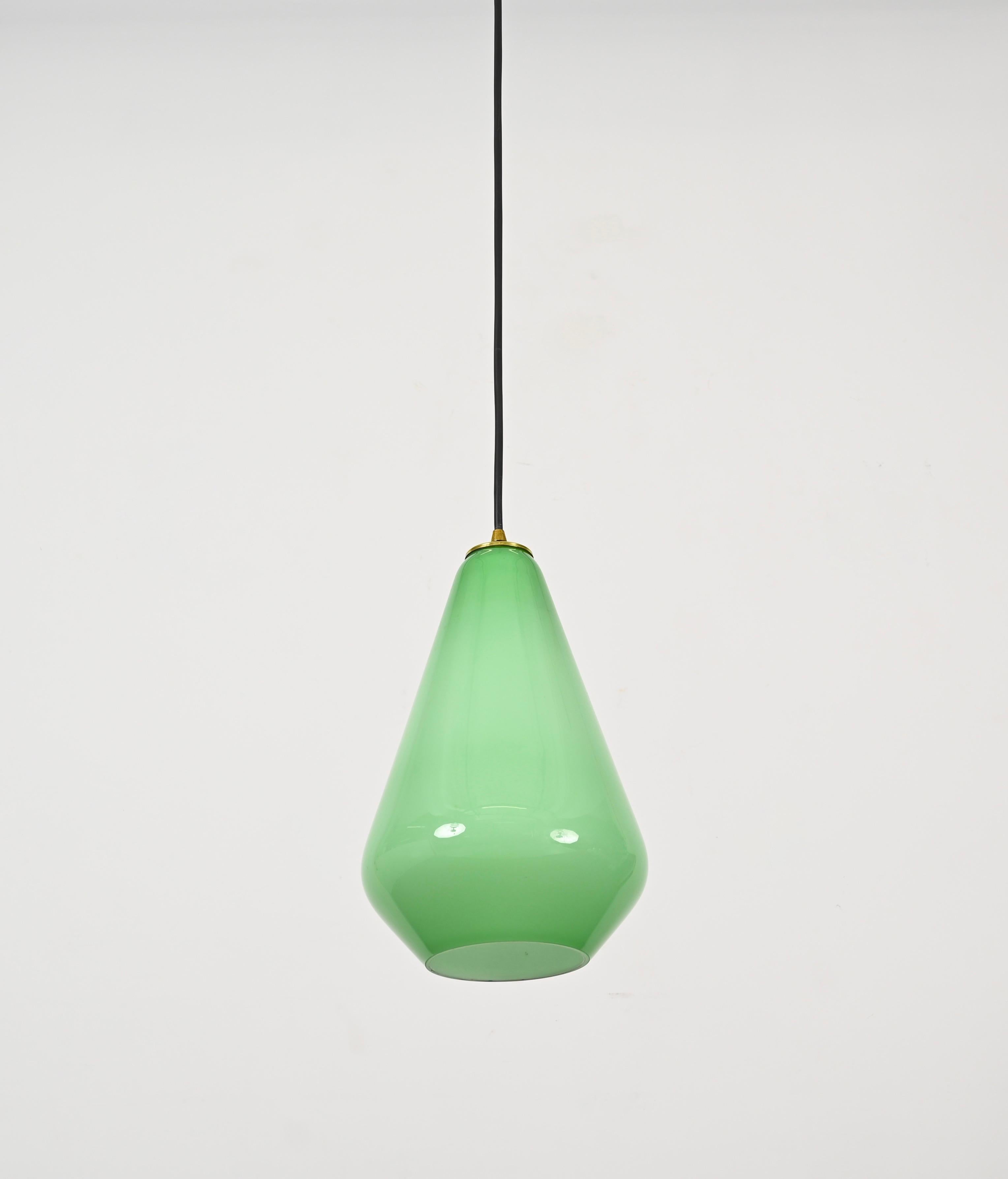Wunderschöne italienische Murano-Hängeleuchte mit einem wunderschönen Lampenschirm aus geschichtetem grünem Glas. Dieses schöne Objekt wurde in den 1950er Jahren von Stilnovo in Italien entworfen.

Der Anhänger ist komplett original, in perfektem