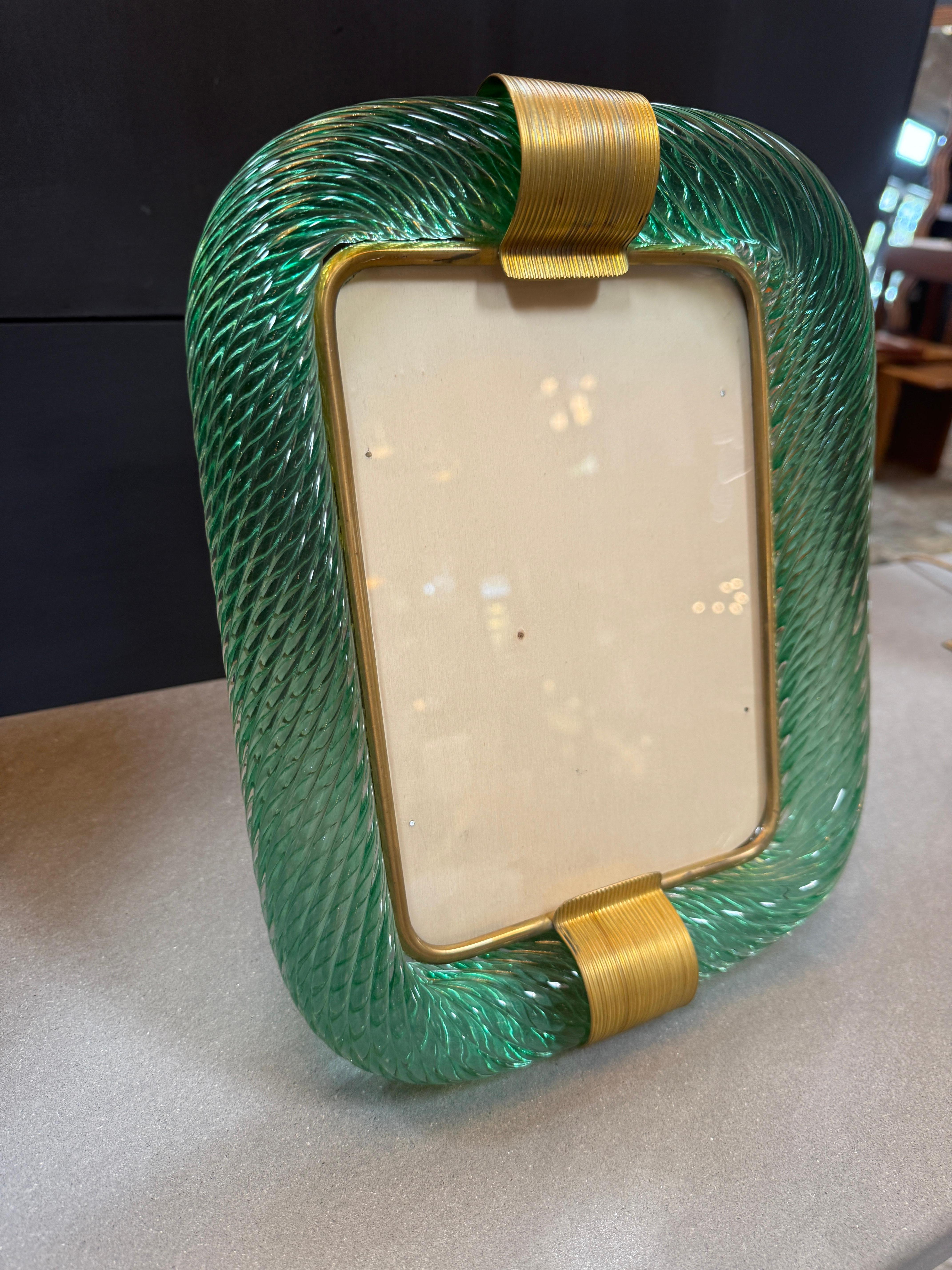 Italiano Cornice in ottone e vetro di Murano verde in vendita