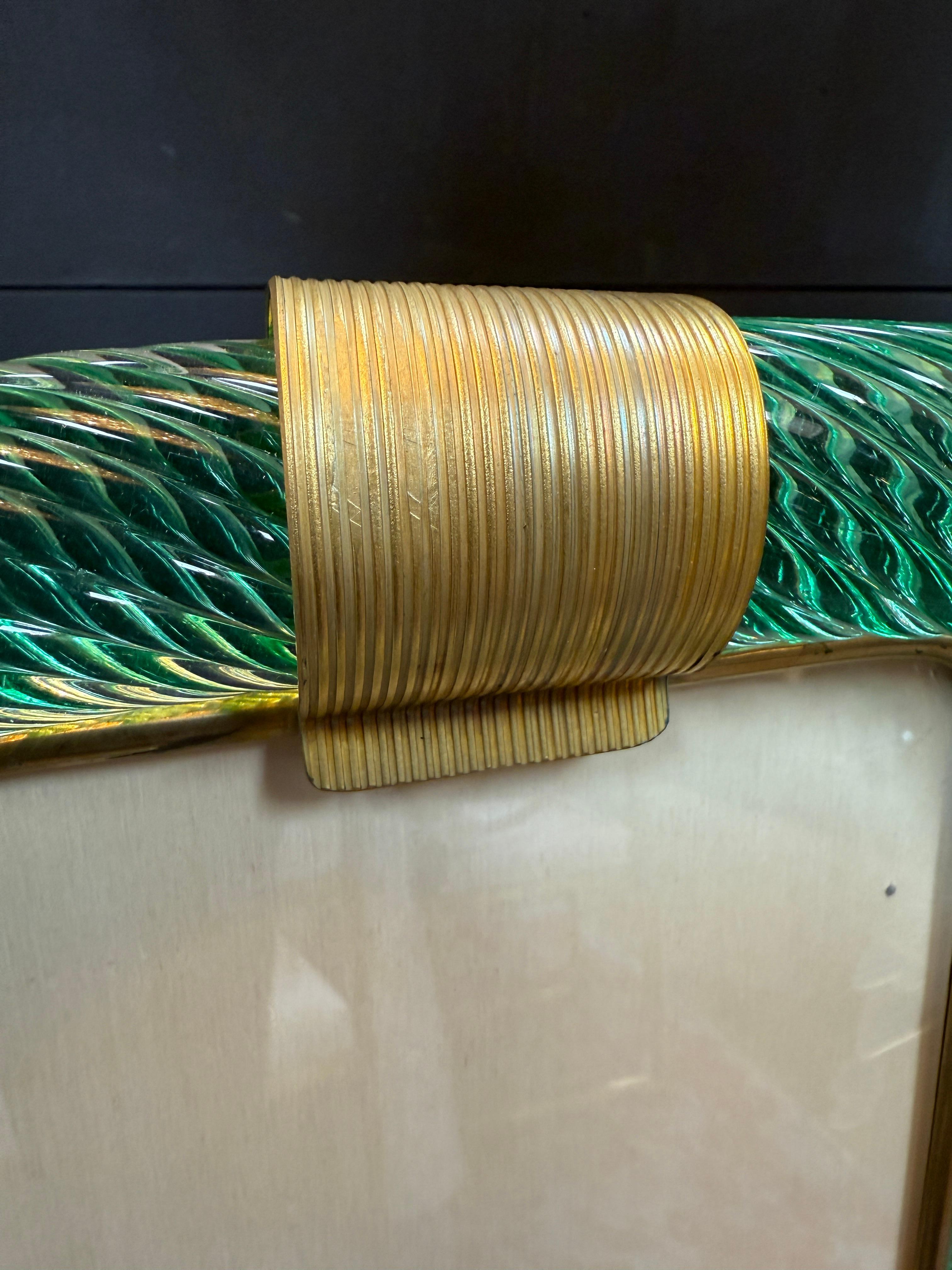 Cornice in ottone e vetro di Murano verde In condizioni buone in vendita a Los Angeles, CA