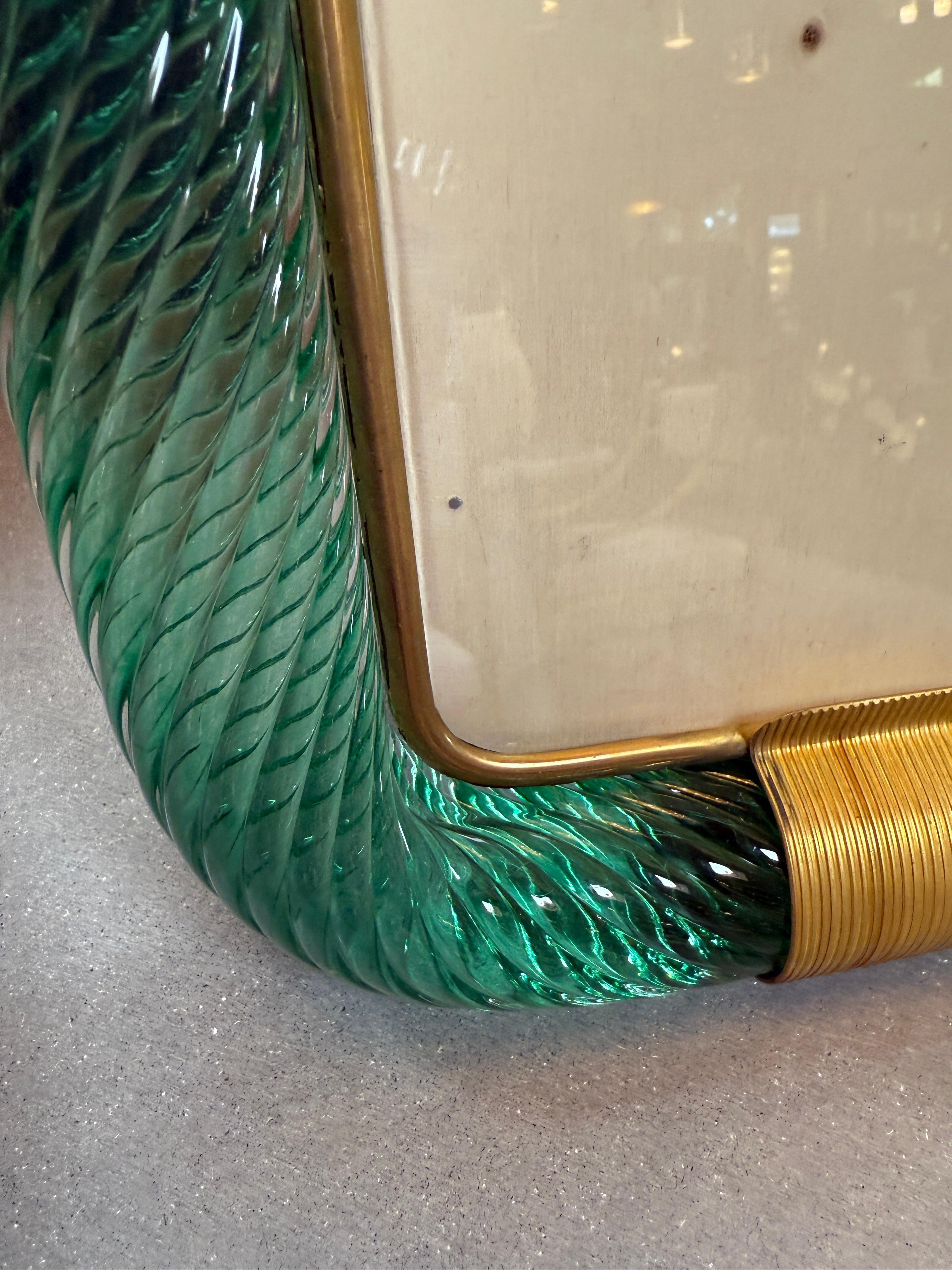 Metà XX secolo Cornice in ottone e vetro di Murano verde in vendita