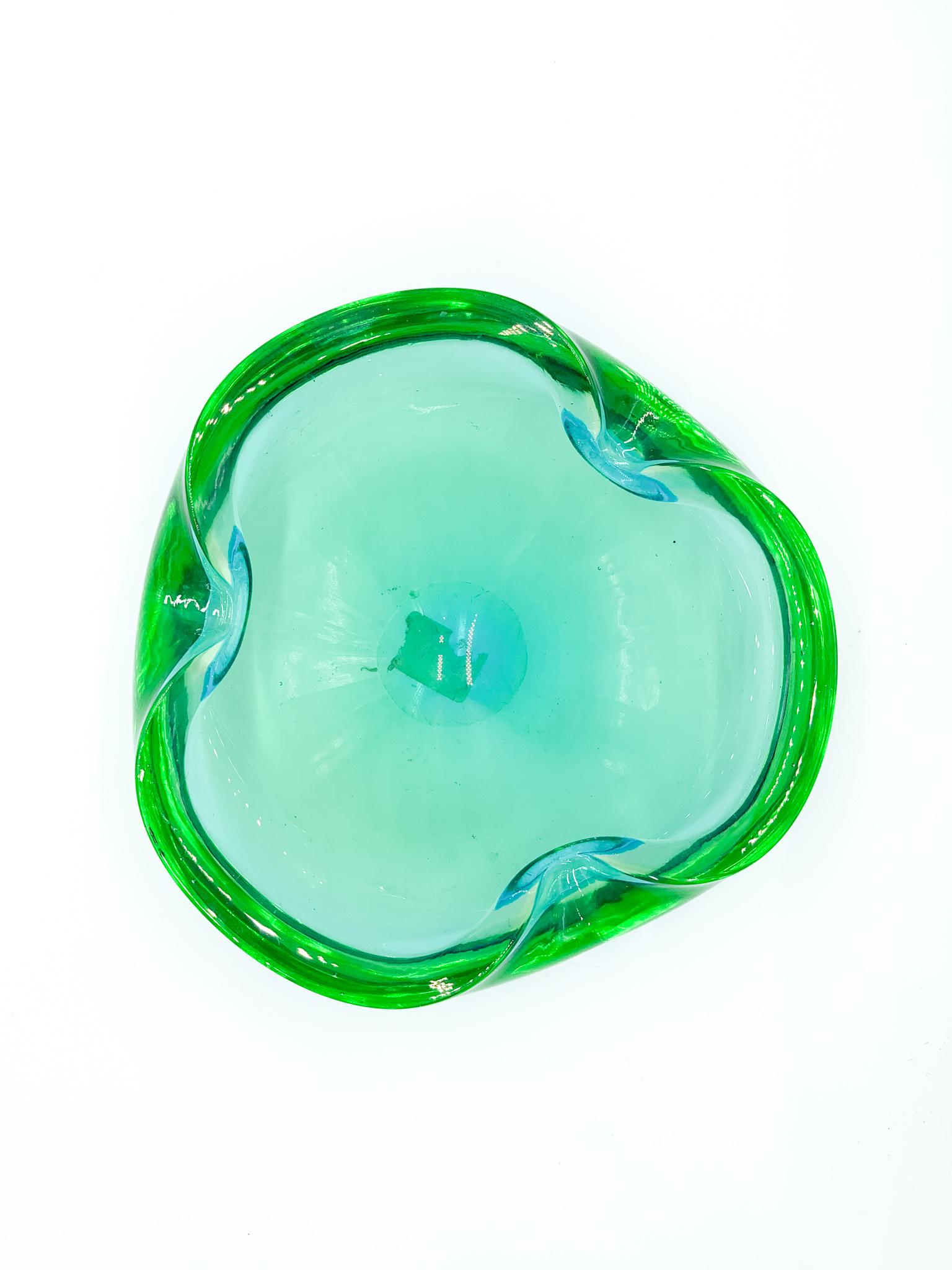 Milieu du XXe siècle Cendrier en verre de Murano vert avec abat-jours bleus par Flavio Poli, années 1960 en vente