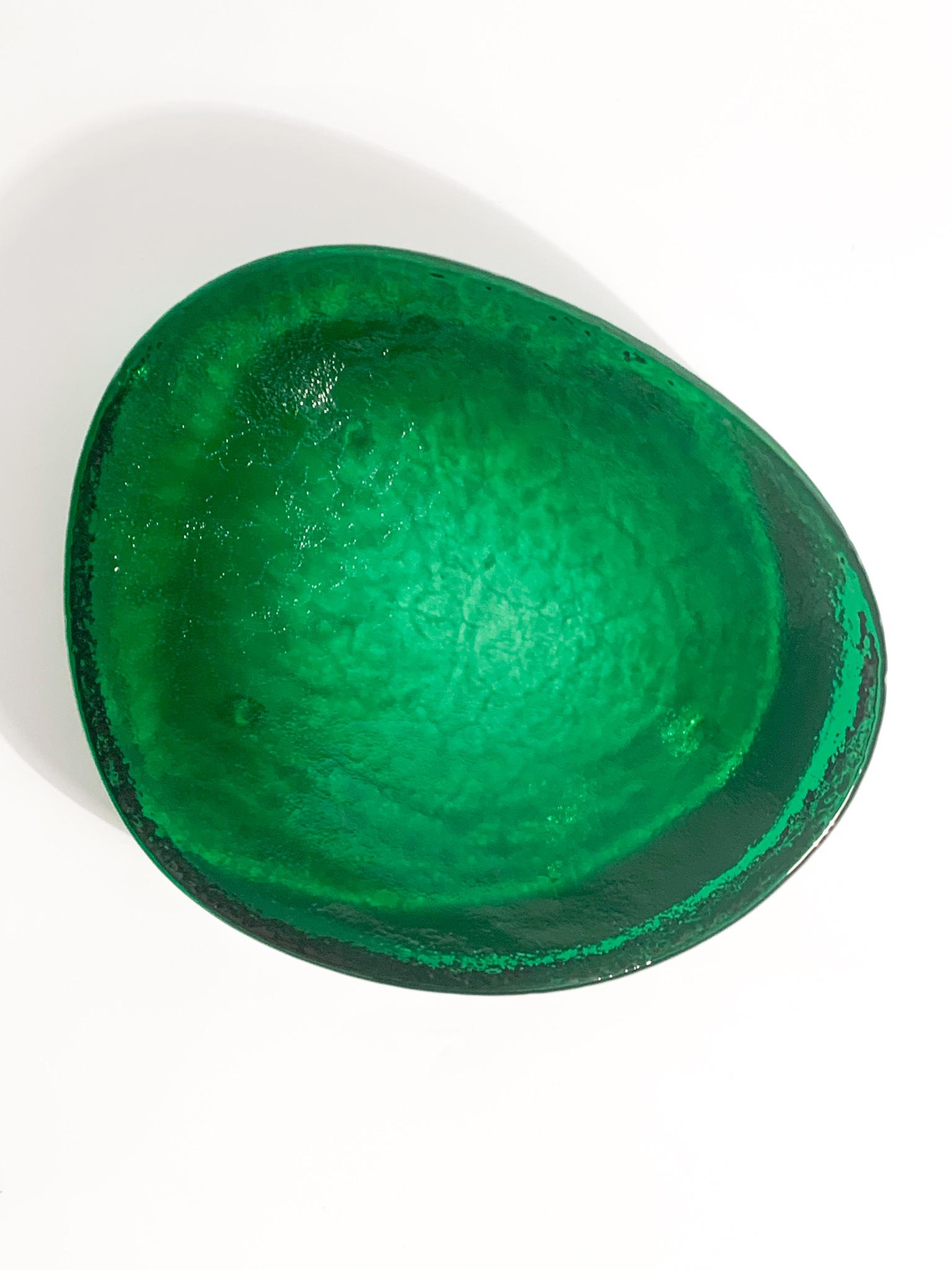 Green Murano glass pocket emptier bowl, made by Nason in the 1980s

Ø cm 18 Ø cm 15 h cm 3

Carlo Nason, born in Murano in 1935 from one of the oldest families of glassmakers on the island, he was a great master glassmaker. He grows up frequenting