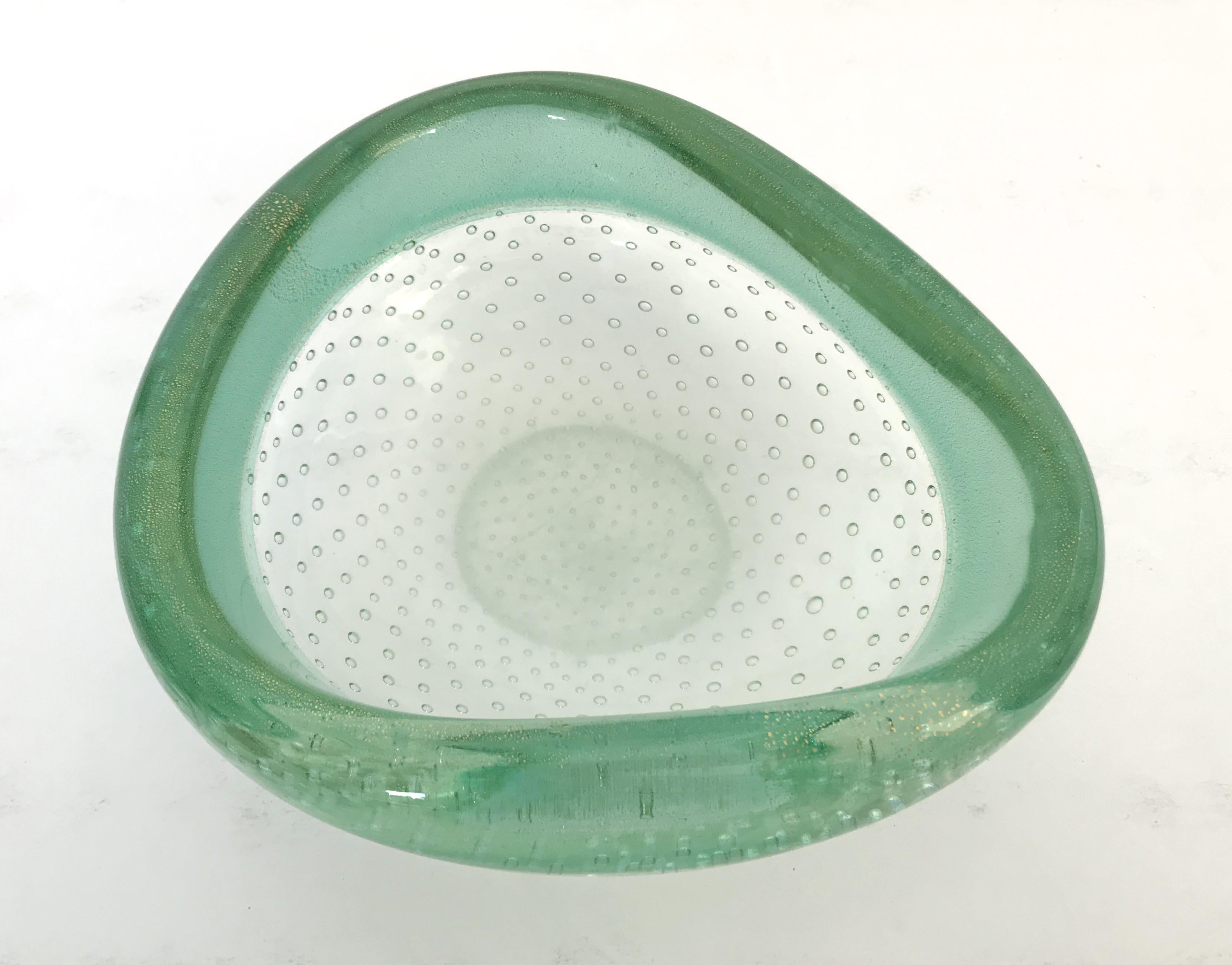 Vintage Italian clear and green Murano glass bowl infused with gold flecks, carefully hand blown with small bubbles inside the glass using pulegoso technique / Made in Italy, circa 1960s
Measures: width 6.5 inches, depth 6 inches, height 2.5