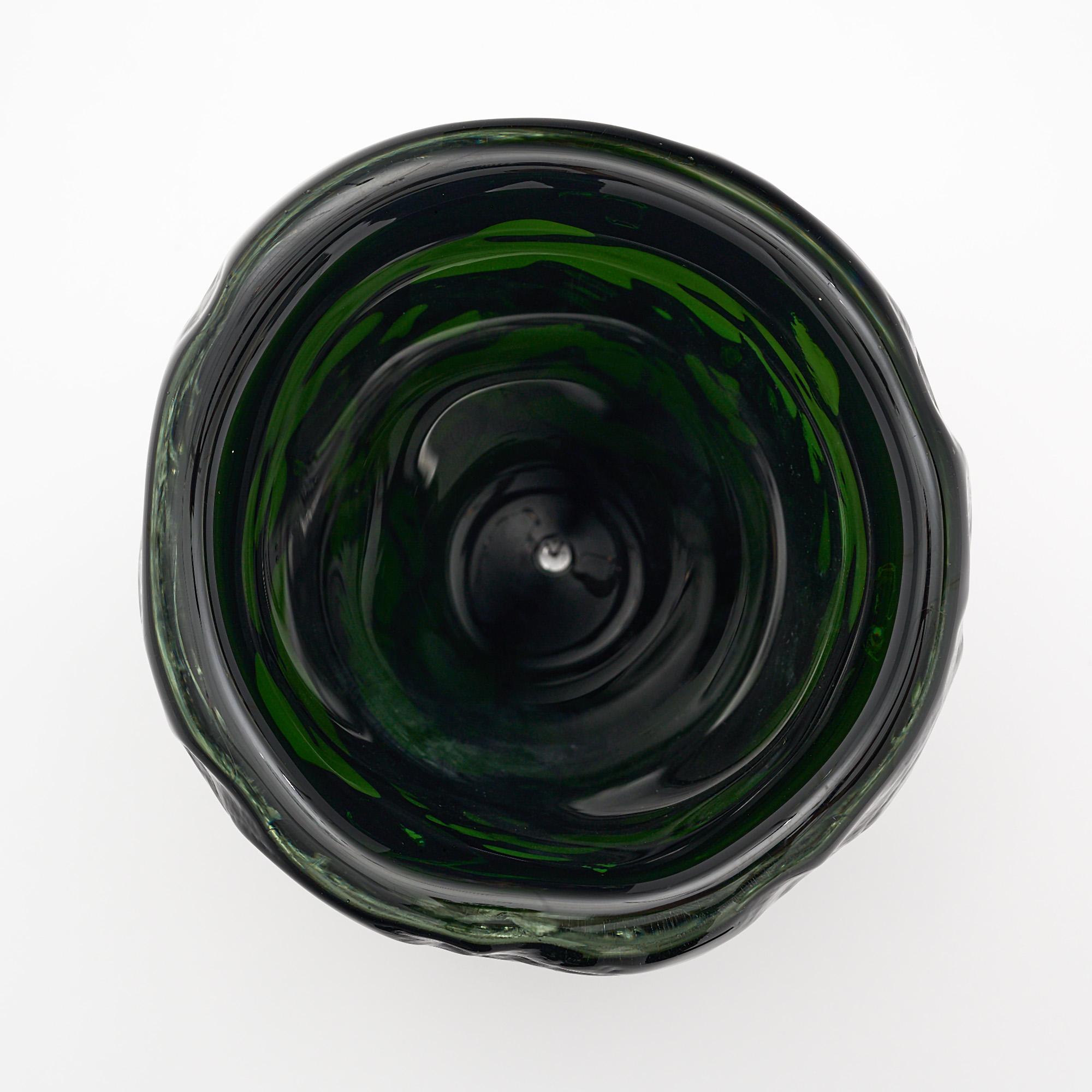 Vaso singolo proveniente dall'Isola di Murano, fuori Venezia, Italia. È soffiato a mano in vetro verde intenso e trasparente. La forma organica è un omaggio ad Alberto Burri. Creato e firmato da Alberto Dona. Il vaso è in ottime condizioni. Le foto