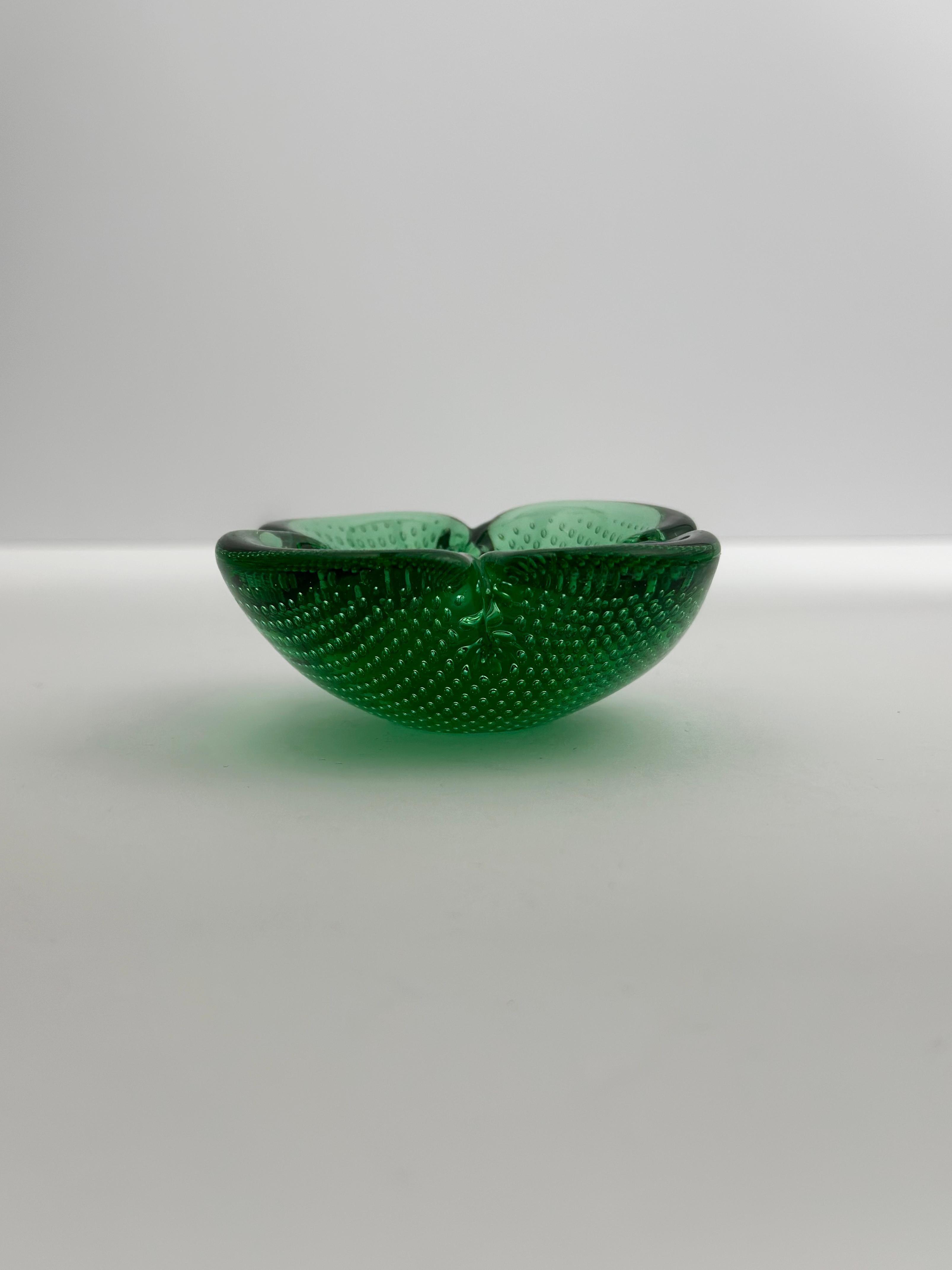 Coupe à bulles en forme de trèfle en verre de Murano vert, Archimede Seguso, Italie, années 1960 en vente 2