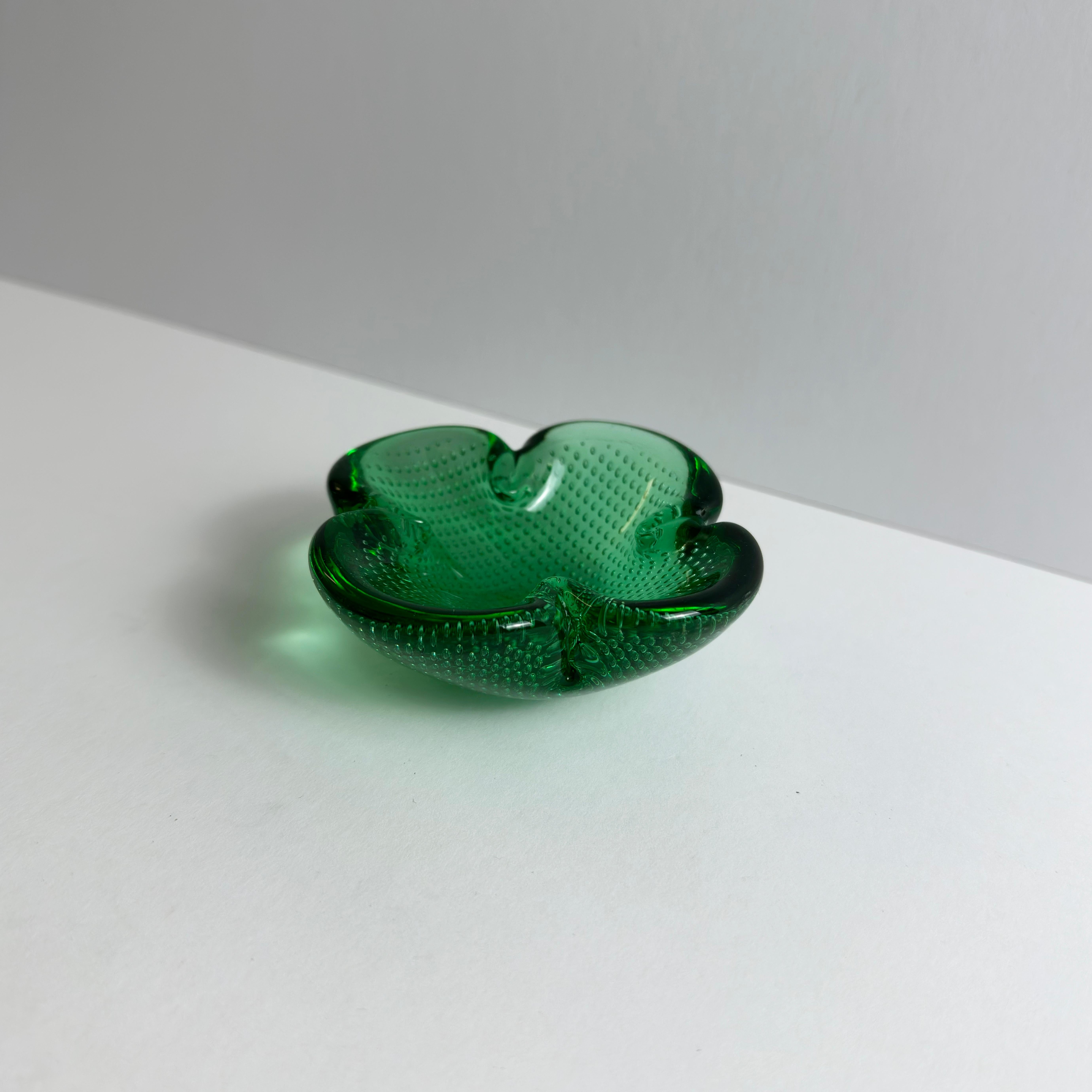Mid-Century Modern Coupe à bulles en forme de trèfle en verre de Murano vert, Archimede Seguso, Italie, années 1960 en vente