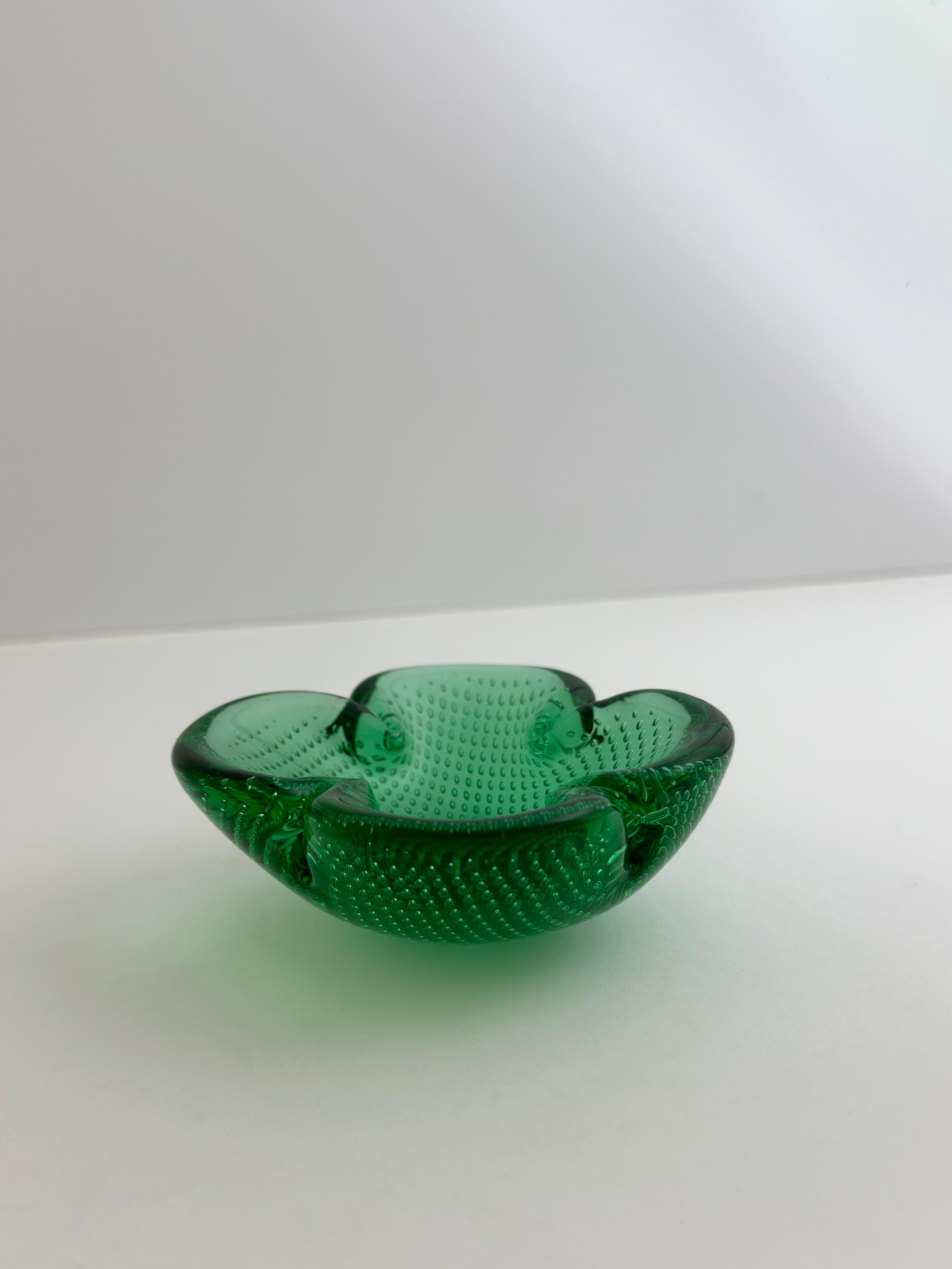 Fait main Coupe à bulles en forme de trèfle en verre de Murano vert, Archimede Seguso, Italie, années 1960 en vente