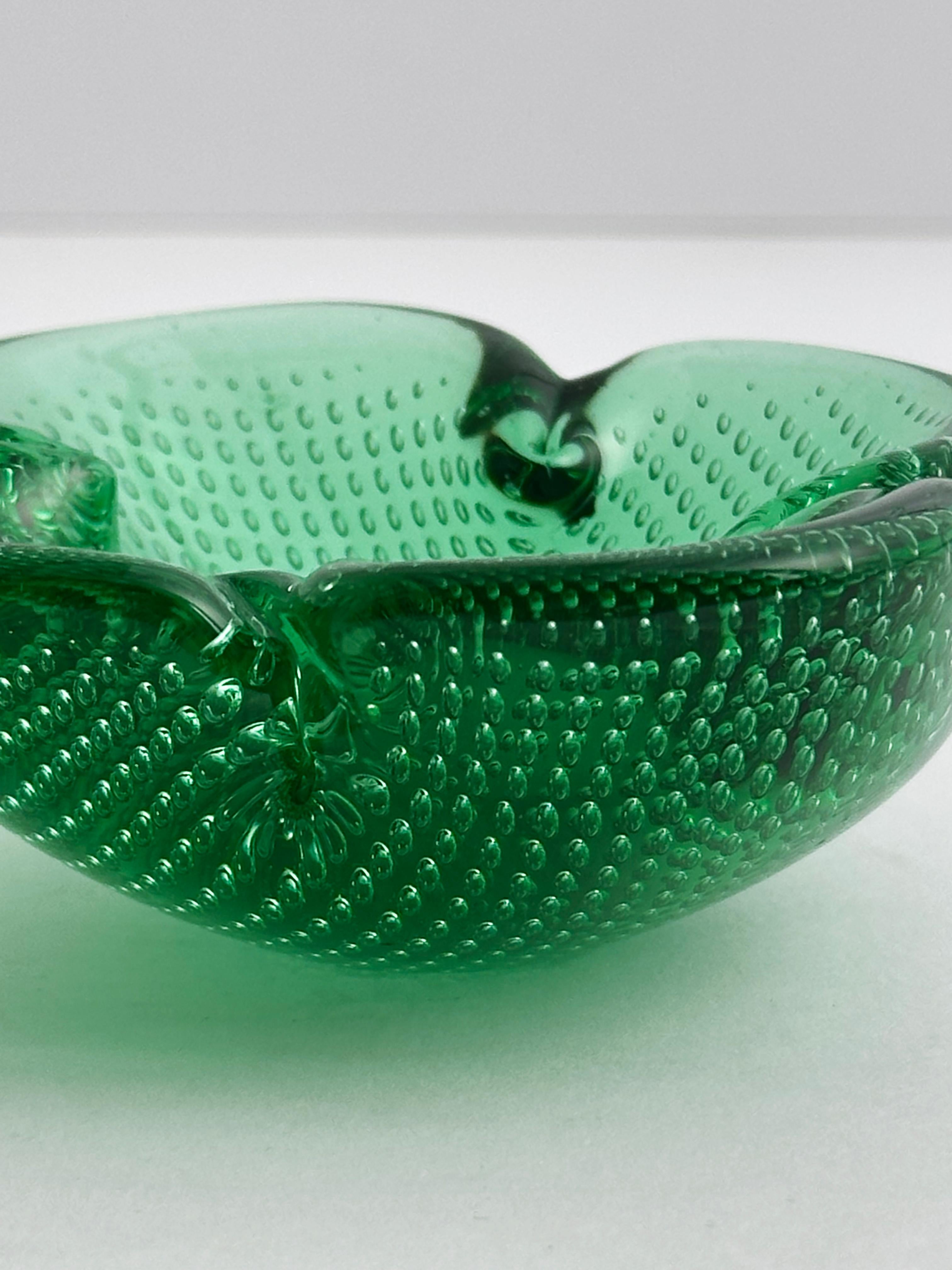 20ième siècle Coupe à bulles en forme de trèfle en verre de Murano vert, Archimede Seguso, Italie, années 1960 en vente