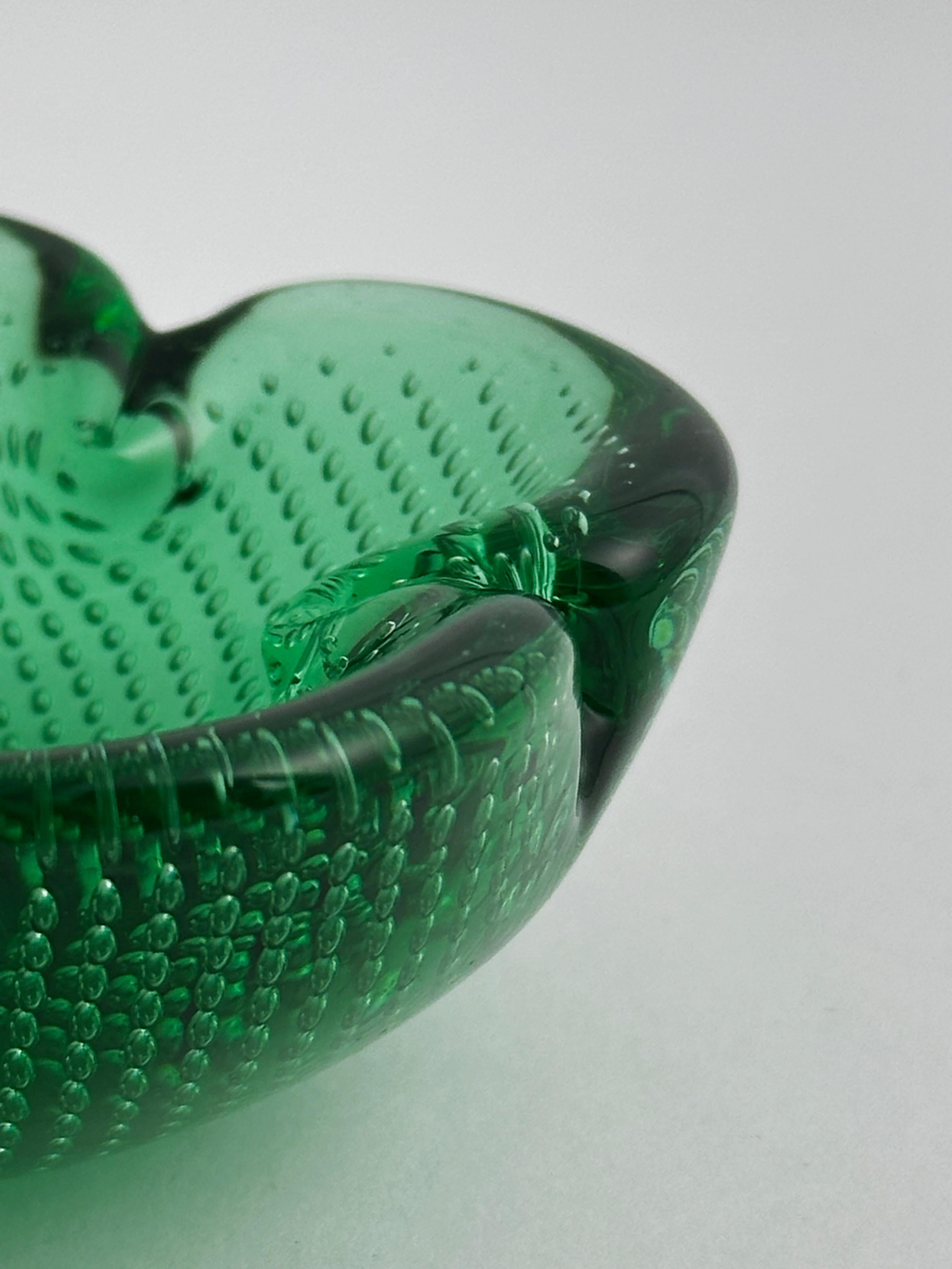 Verre de Murano Coupe à bulles en forme de trèfle en verre de Murano vert, Archimede Seguso, Italie, années 1960 en vente