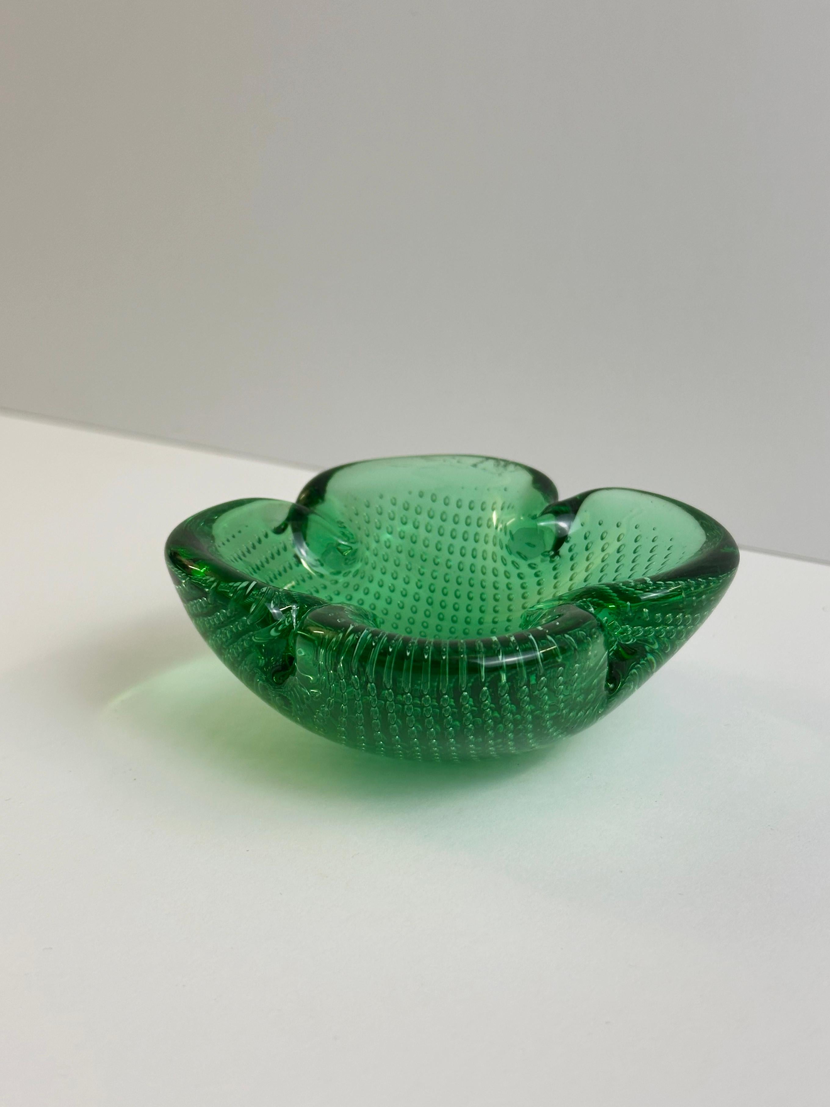 Coupe à bulles en forme de trèfle en verre de Murano vert, Archimede Seguso, Italie, années 1960 en vente 1