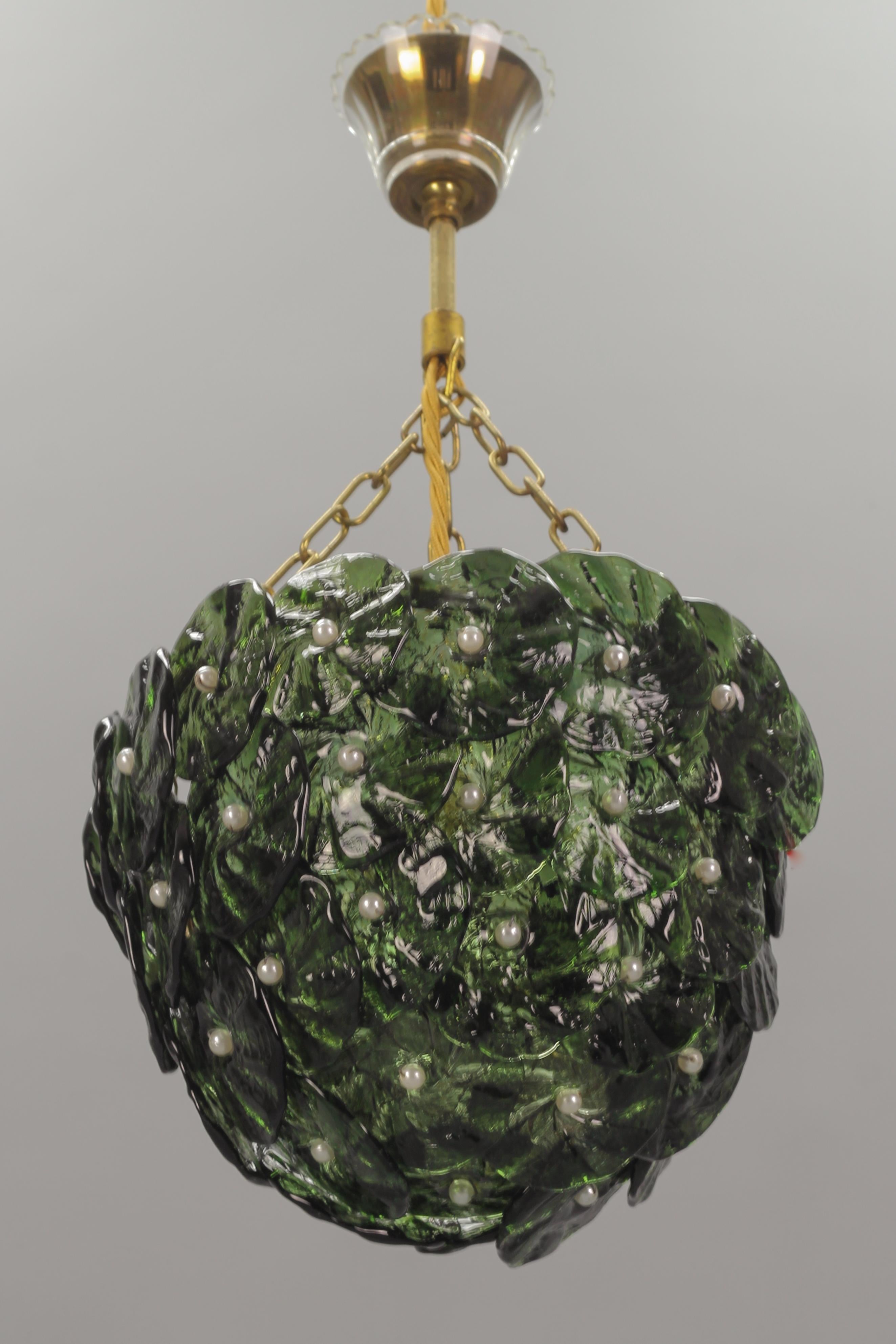 Italian Murano glass pendant light from the 1960s. This adorable and compact pendant light fixture features a lampshade made of green glass flowers and white glass pearls in the style of Barovier & Toso, hung at brass chains with one socket for an