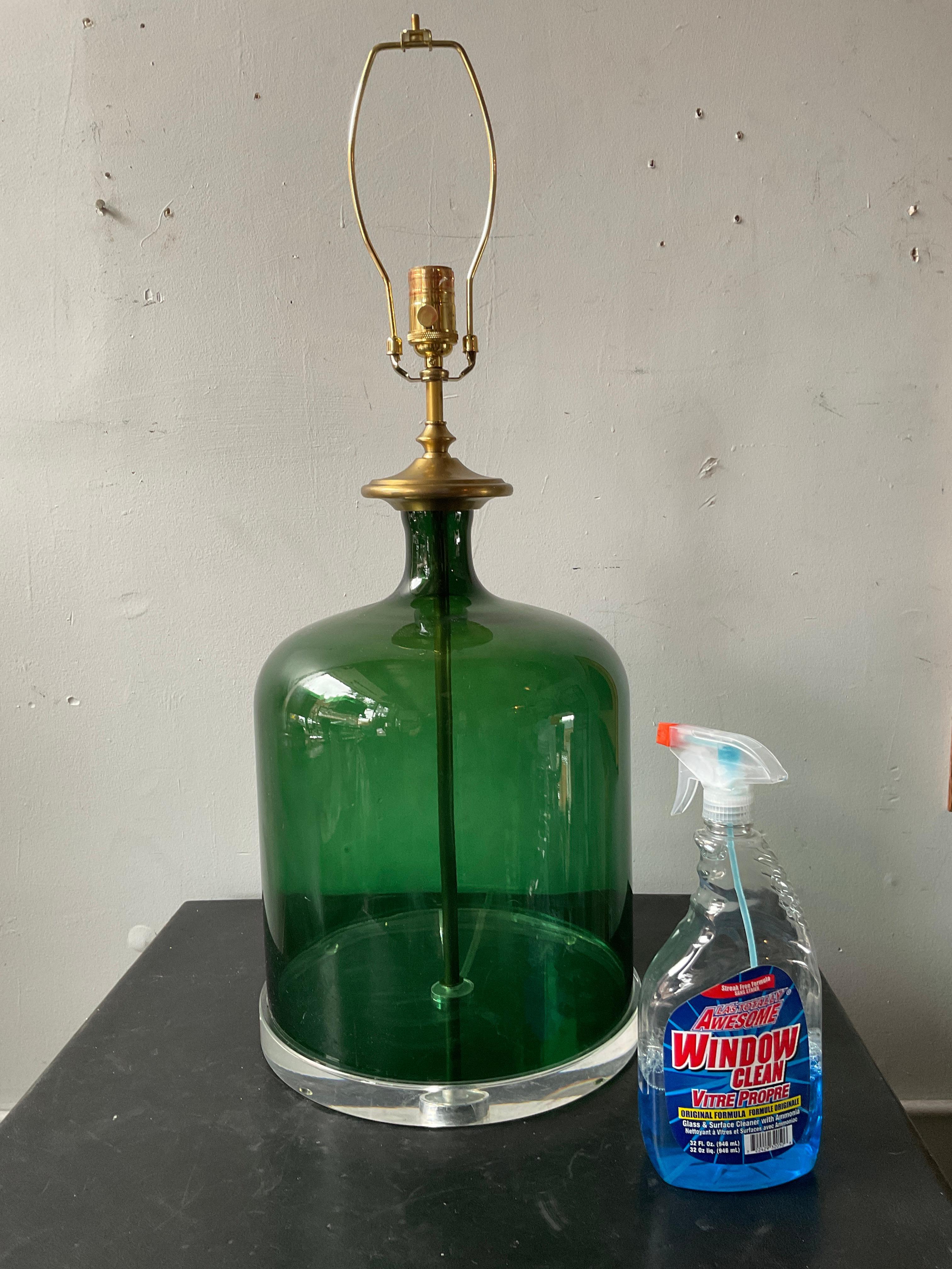 Lampe en verre de Murano verte sur socle en lucite Bon état - En vente à Tarrytown, NY