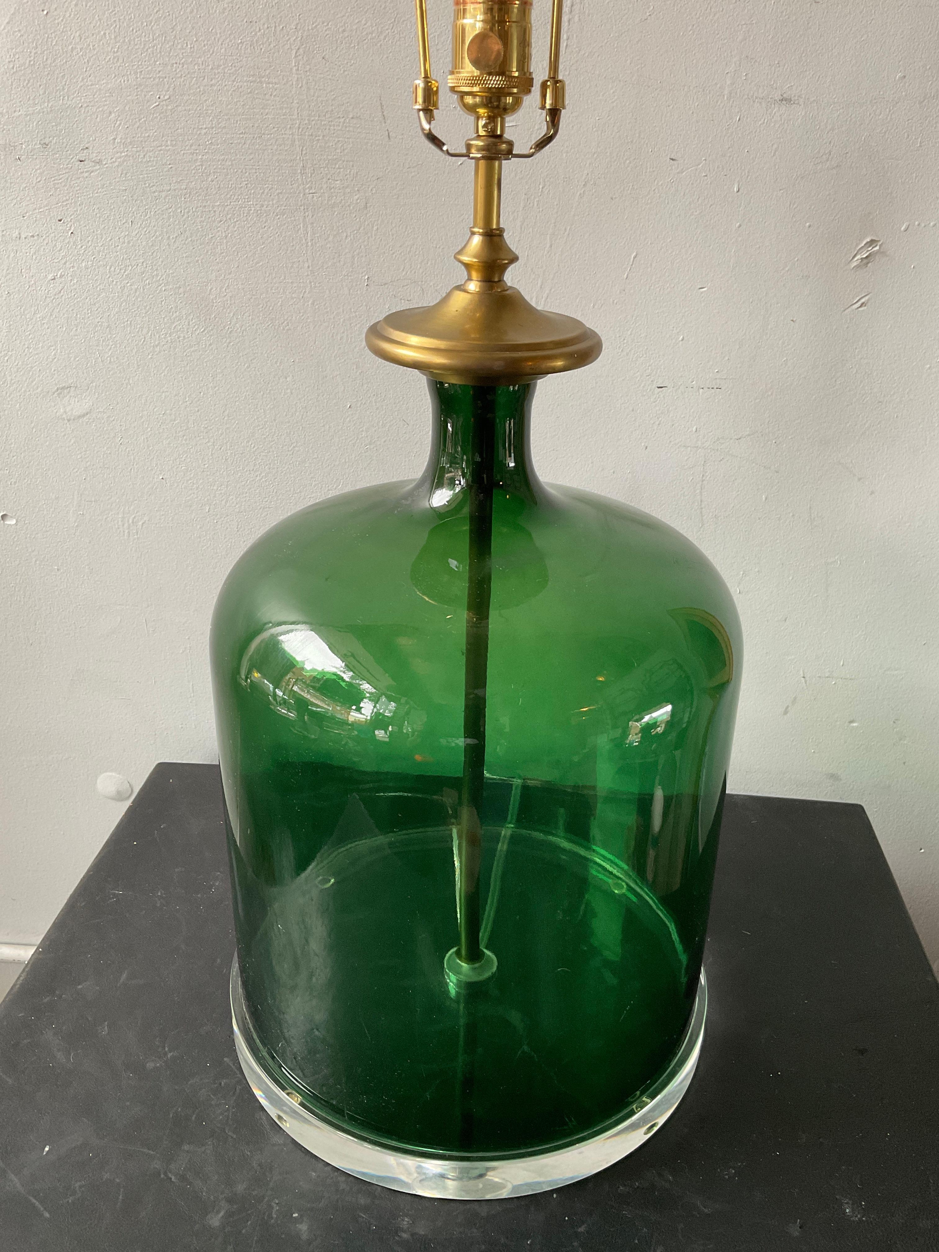 Verre Lampe en verre de Murano verte sur socle en lucite en vente