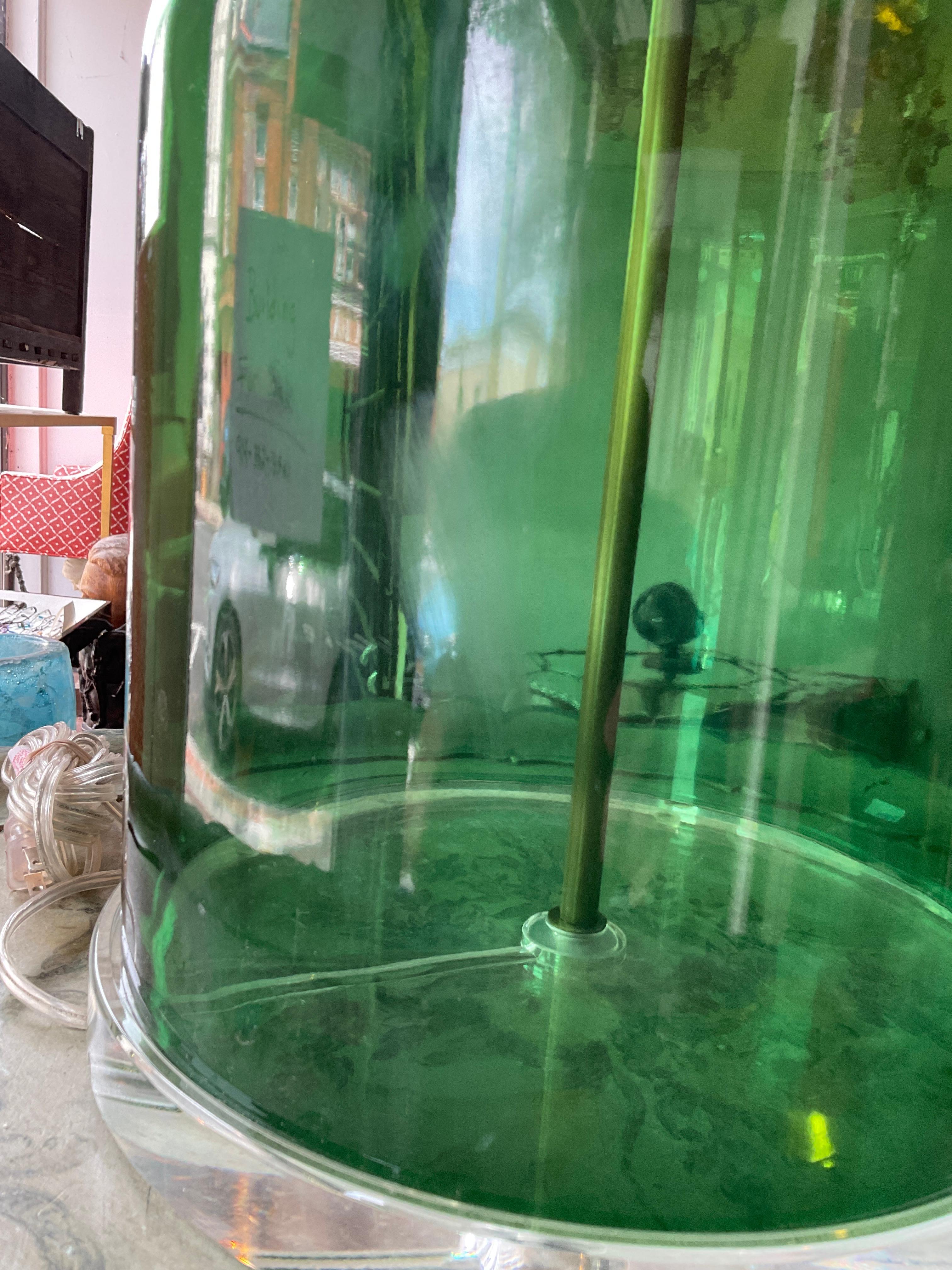 Lampe en verre de Murano verte sur socle en lucite en vente 4