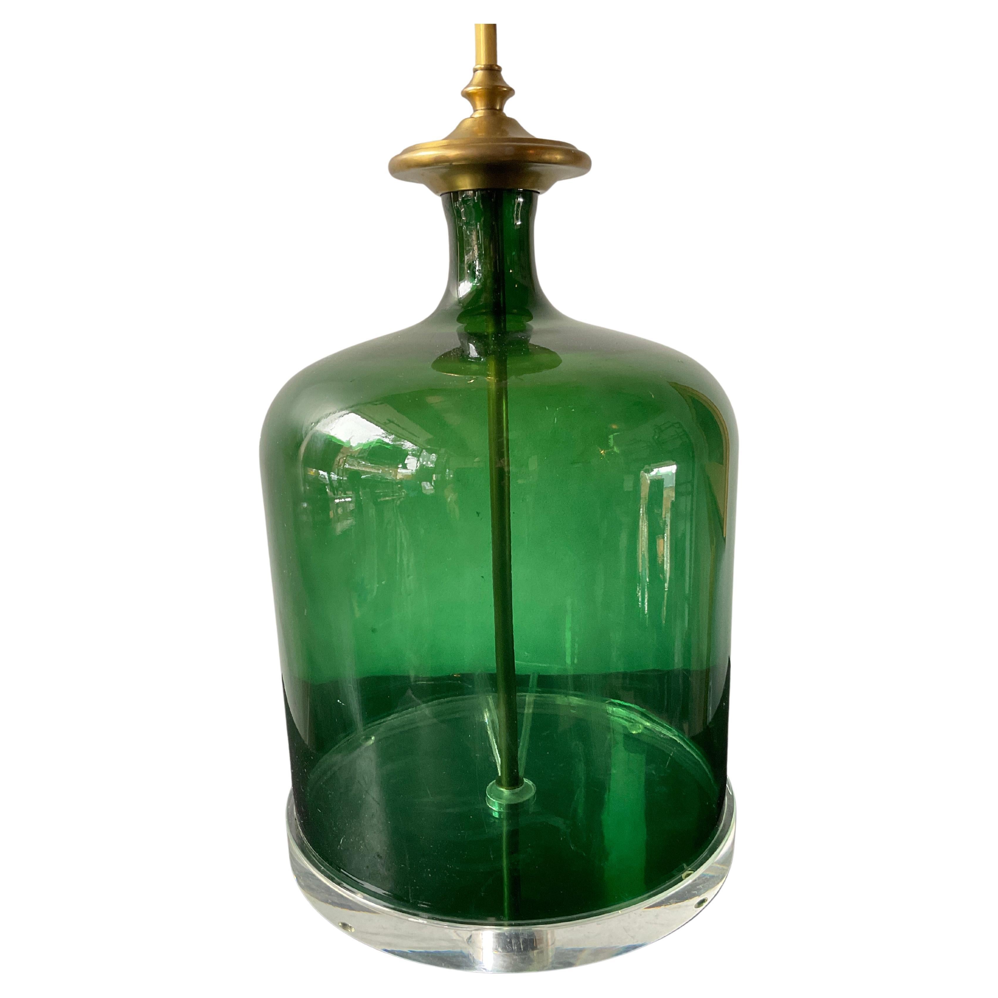 Lampe en verre de Murano verte sur socle en lucite en vente