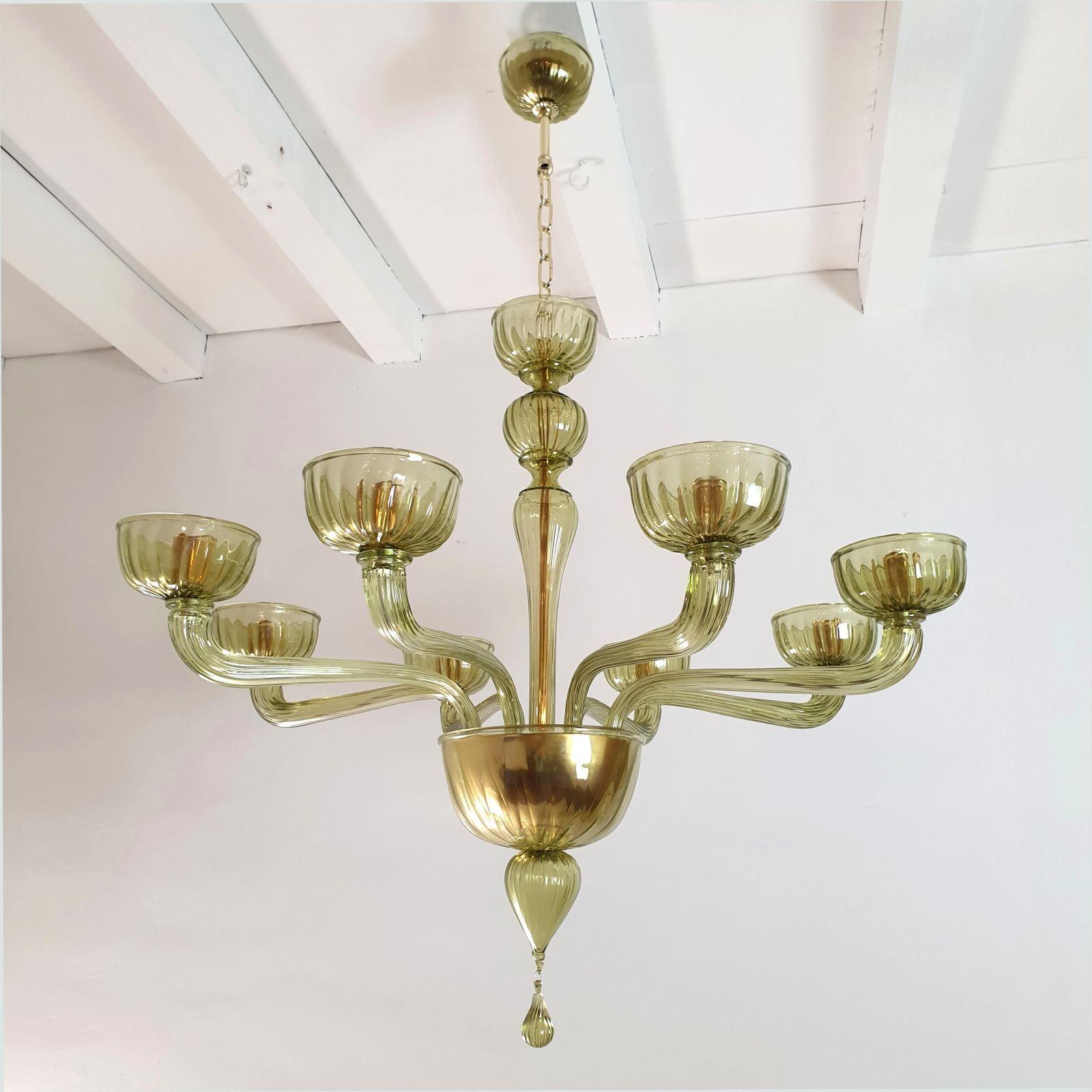 Mid-Century Modern Murano glass chandelier, Venini style, Italy 1970s.
The large chandelier is handmade in a light olive green Murano glass, with gold plated mounts.
The Neoclassical Murano chandelier has pure lines, in the Mid century Modern