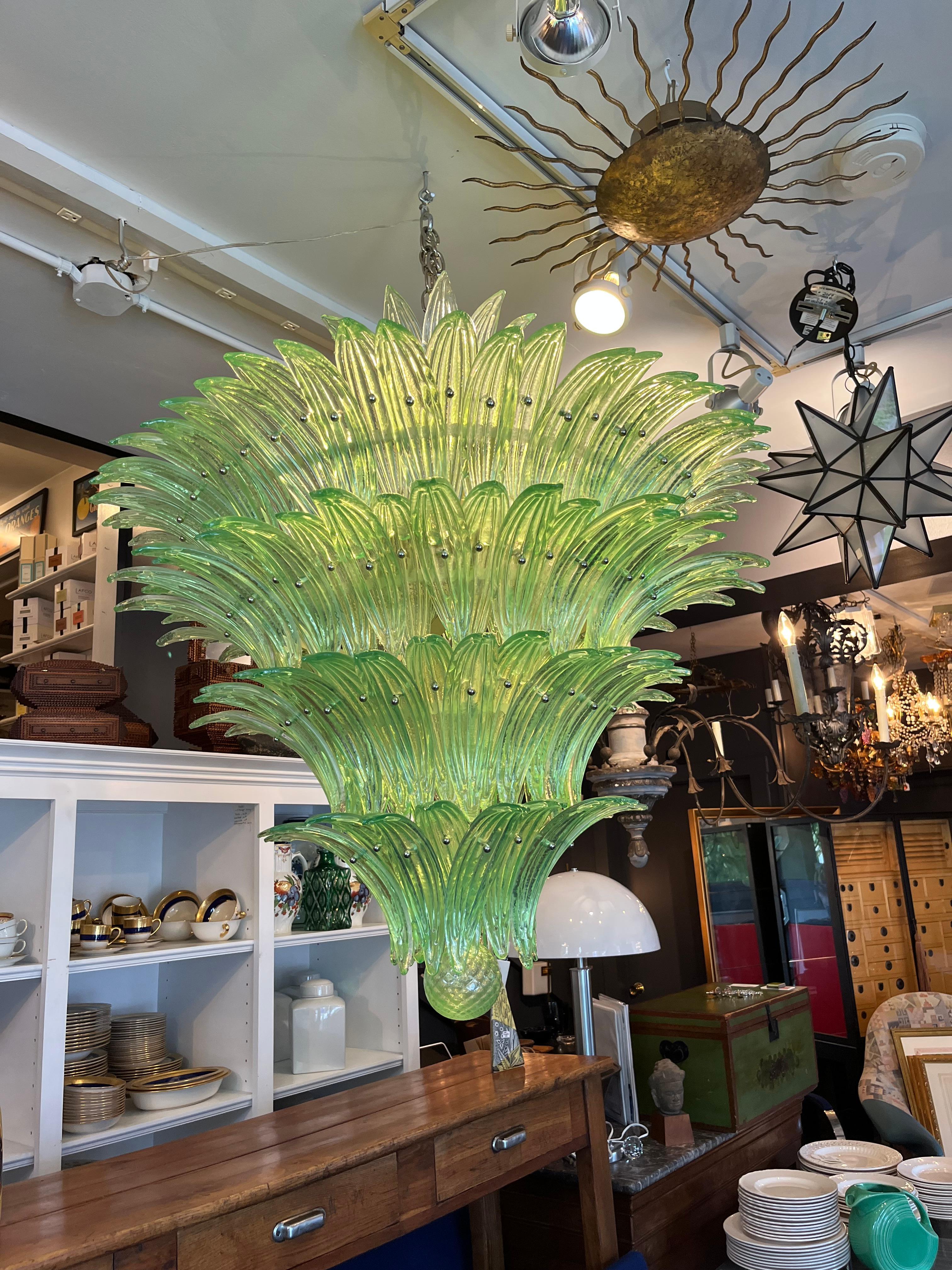 Mid-Century Modern Green Murano Glass Palmettes Chandelier in the Style of Barovier e Toso