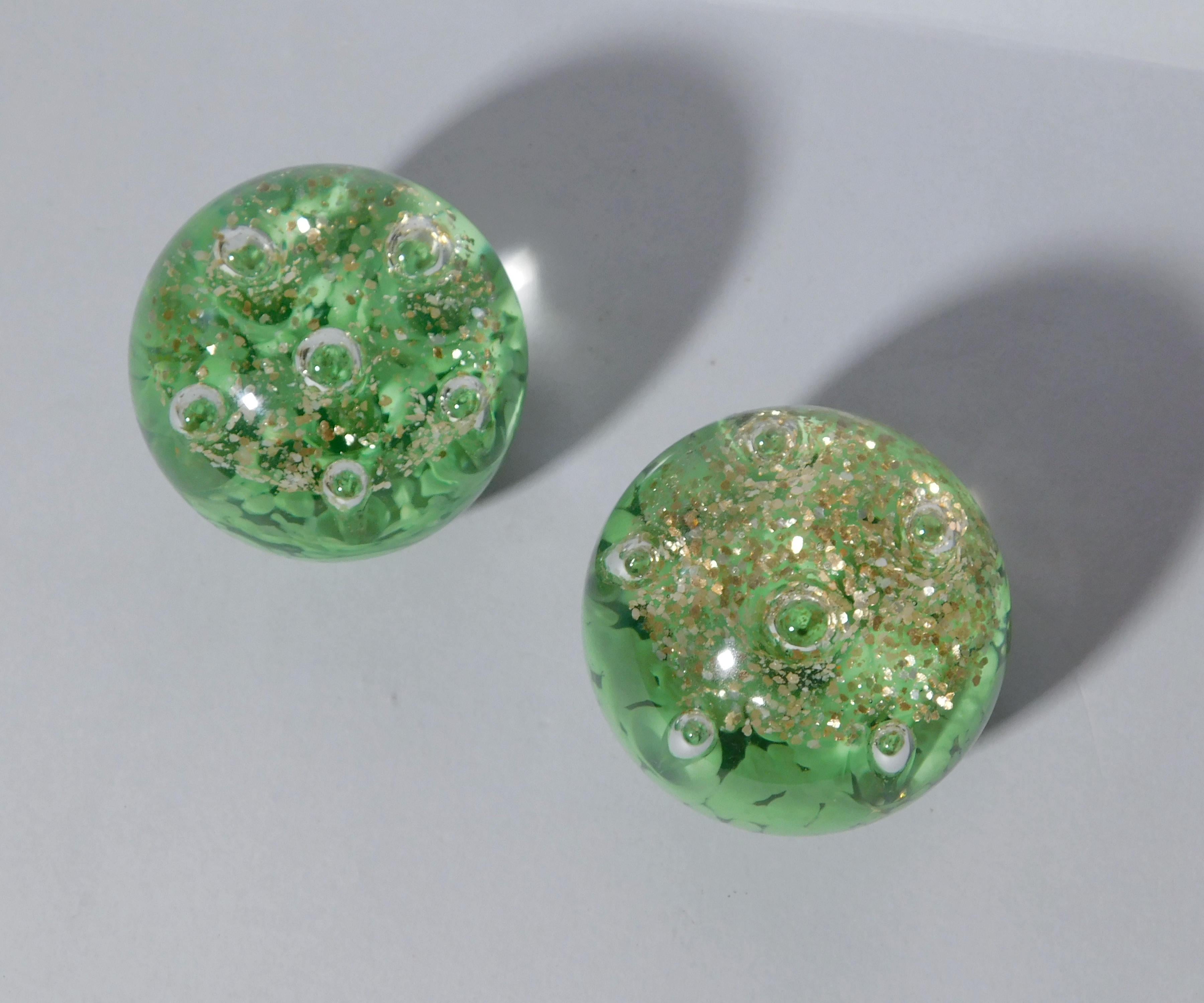 Briefbeschwerer aus grünem Muranoglas, 2 verfügbar (Italienisch) im Angebot