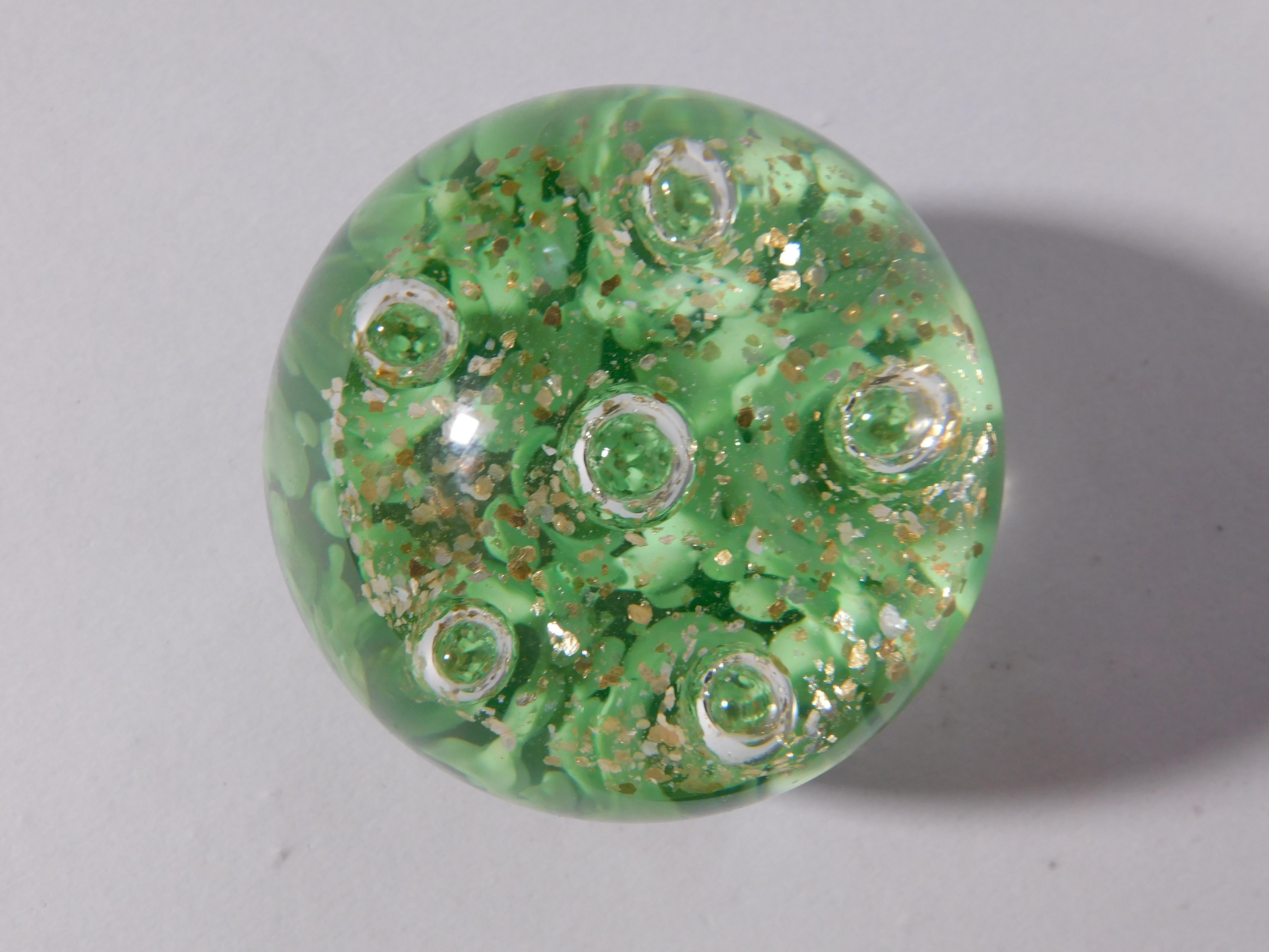 Briefbeschwerer aus grünem Muranoglas, 2 verfügbar im Zustand „Gut“ im Angebot in Los Angeles, CA