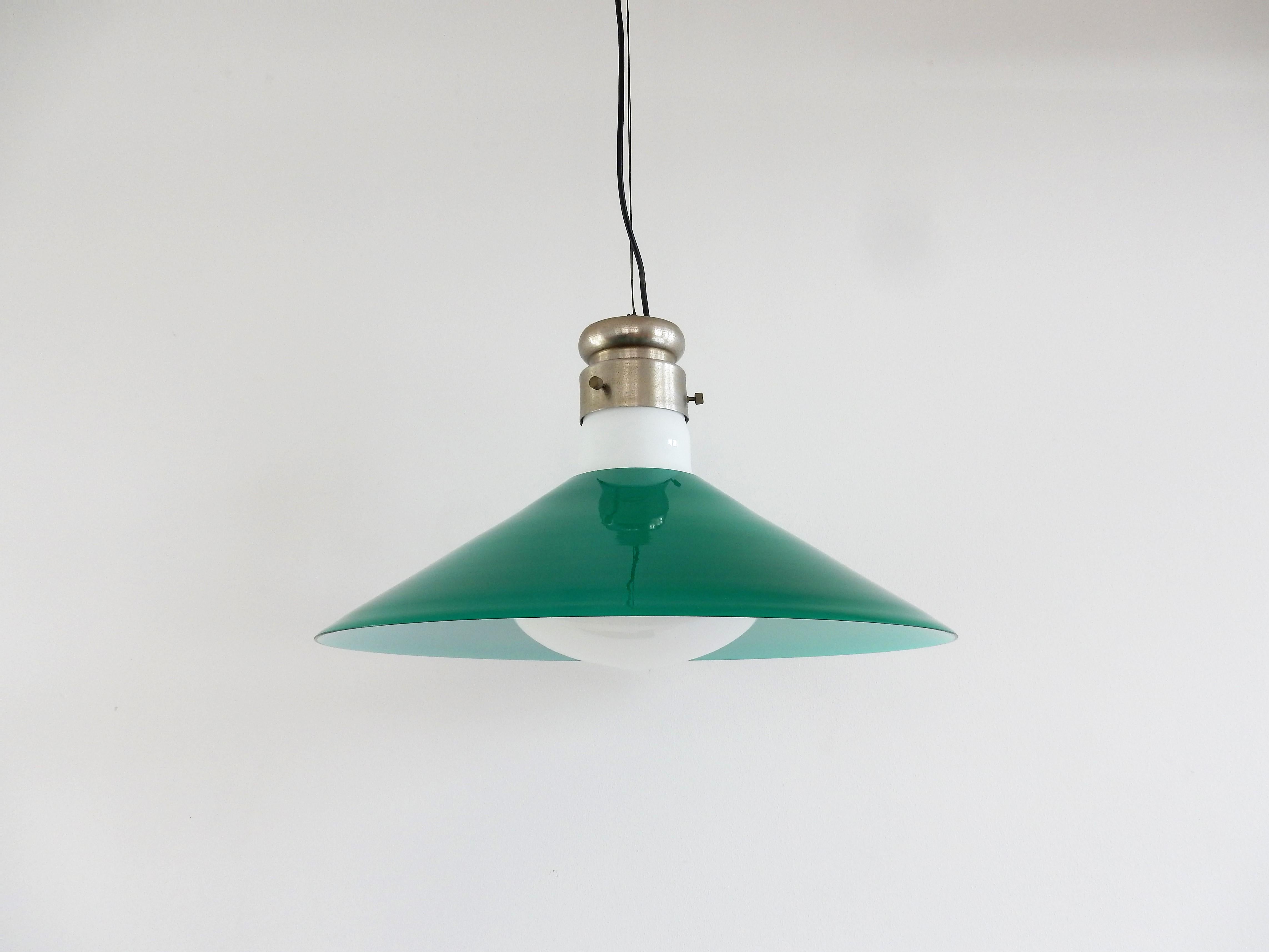 This fantastic pendant lamp was designed by Alessandro Pianon for Vistosi in Italy in the 1960s. It has a white opaline glass inner chalice, surrounded with a green Murano glass shell. The green glass has a white inside, that gives a beautiful light