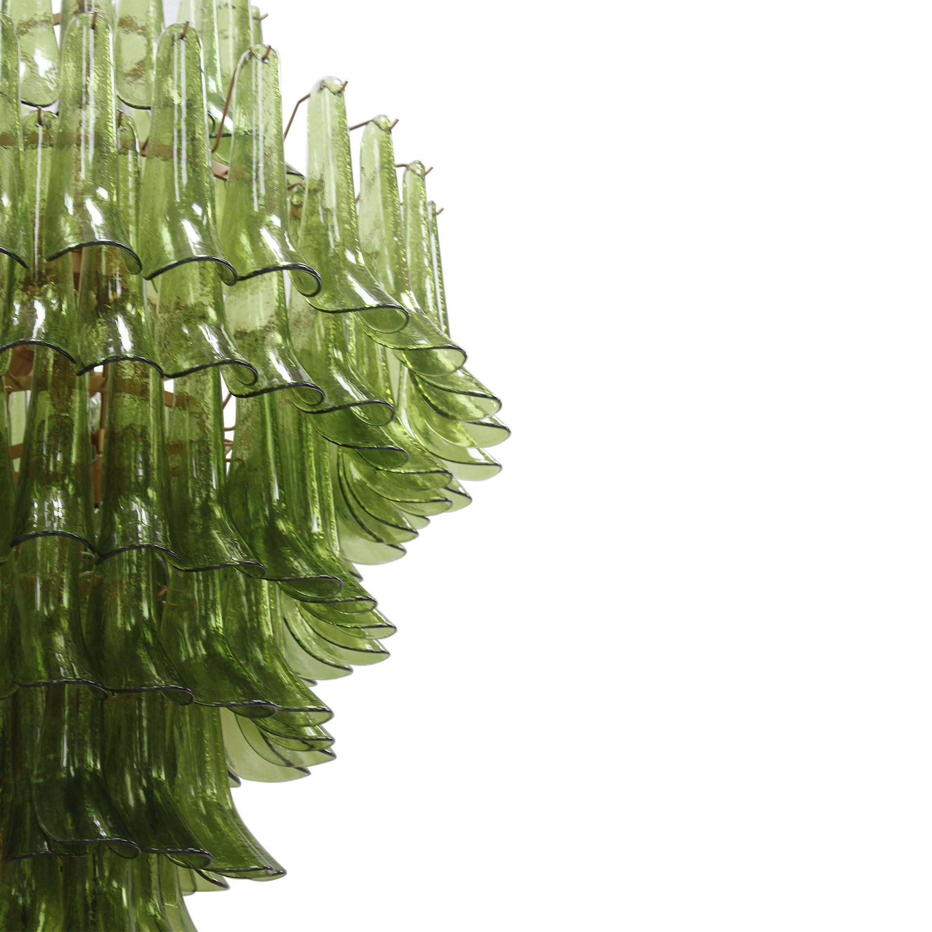 Suspension composée de plus de 100 éléments en forme de pétales fabriqués individuellement à la main en verre de Murano vert. Les pétales sont disposés en couches superposées autour d'une structure centrale en métal doré, qui assure à la fois le