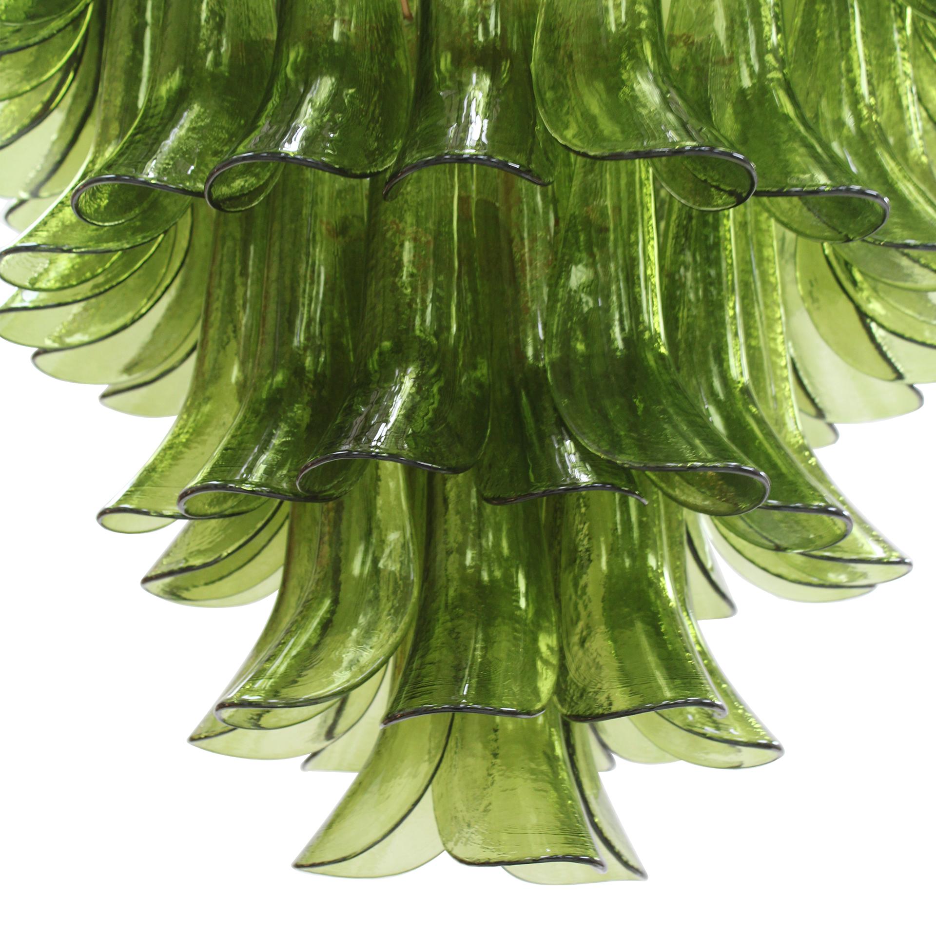 Mid-Century Modern Green Murano Glass Petal Chandelier with Gold-Toned Support, Italy en vente