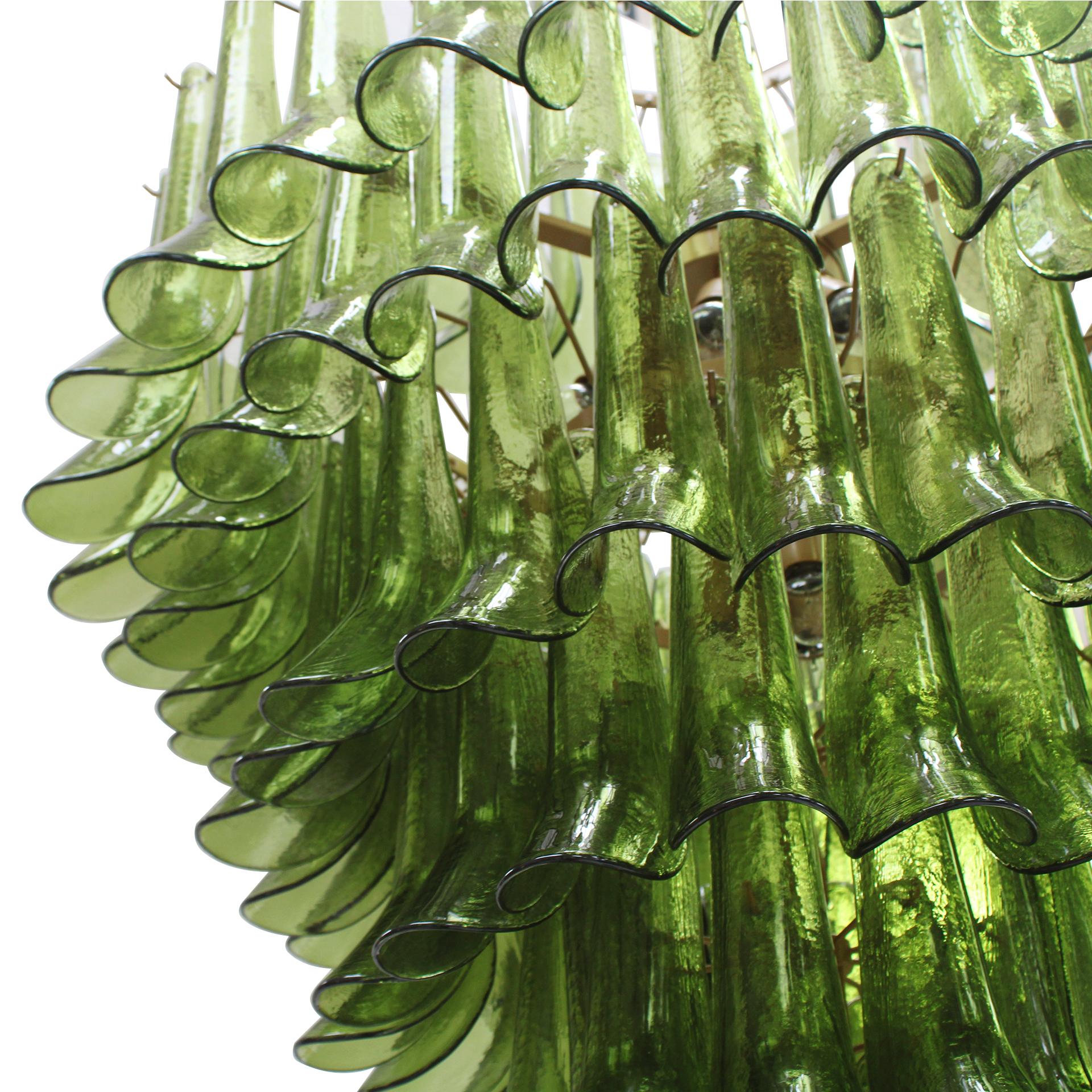 italien Green Murano Glass Petal Chandelier with Gold-Toned Support, Italy en vente
