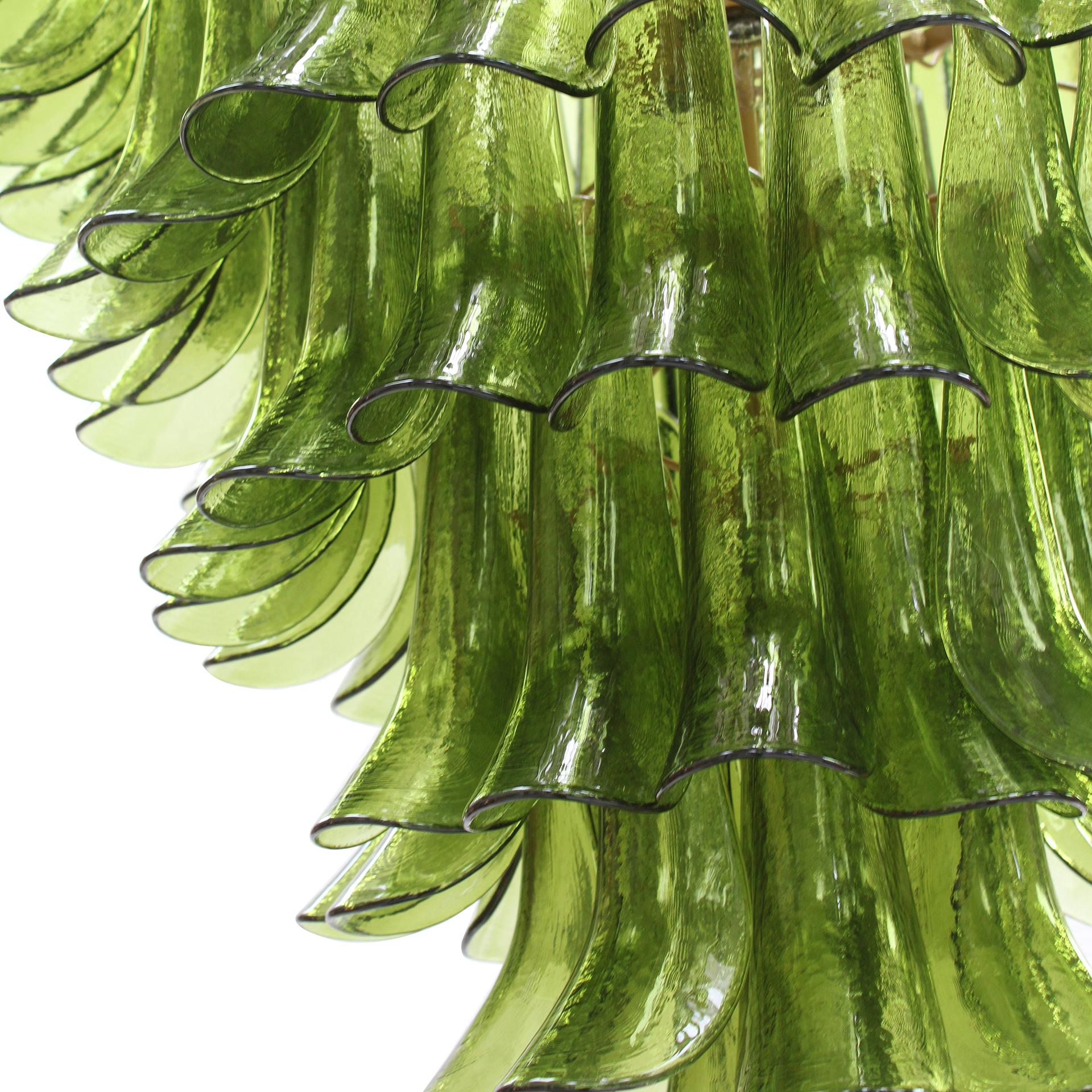 Green Murano Glass Petal Chandelier with Gold-Toned Support, Italy Bon état - En vente à Madrid, ES