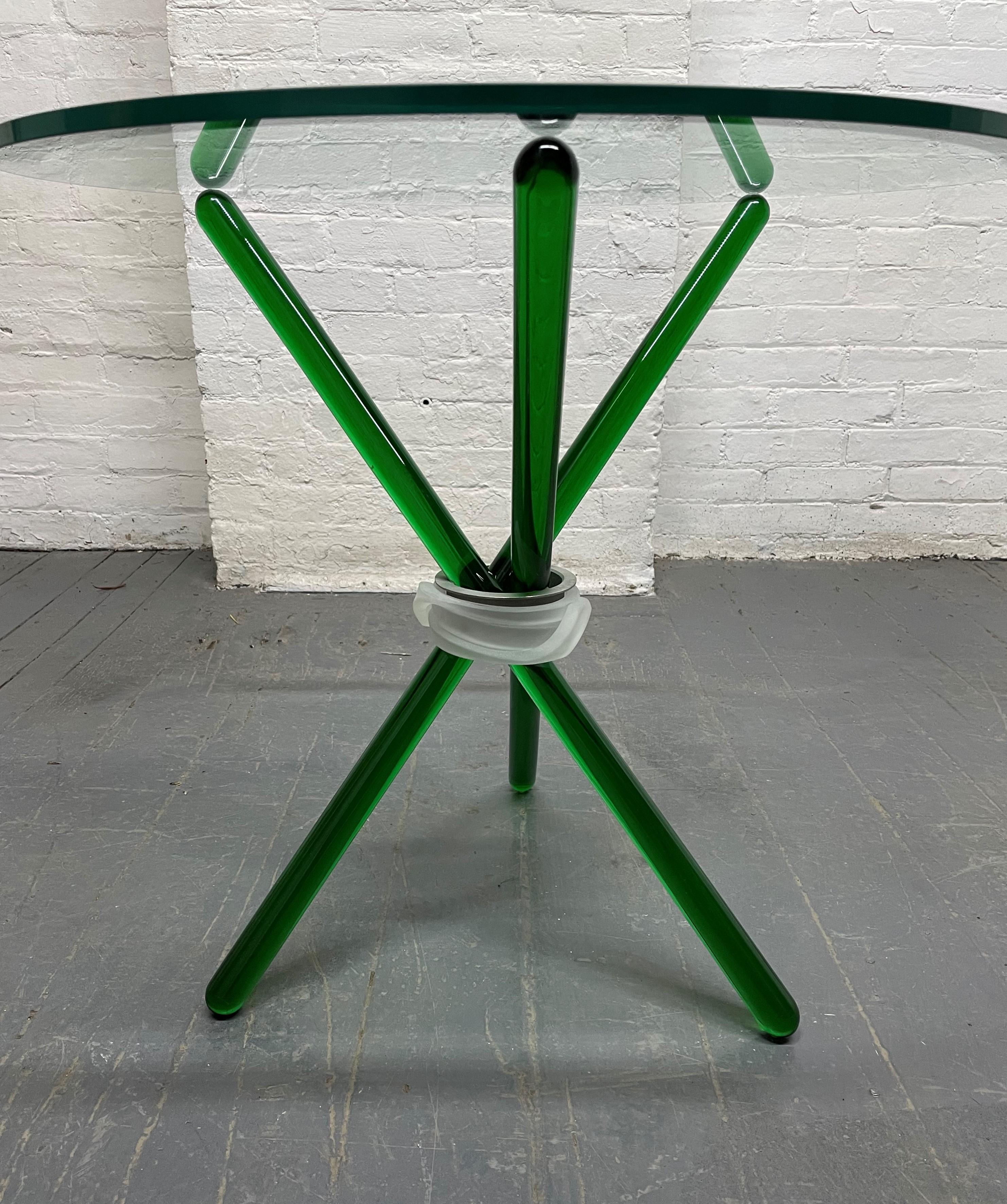 Table d'appoint en verre Murano vert. La table a une base en verre Murano vert, une bande décorative en verre blanc givré au centre et un plateau en verre biseauté transparent.