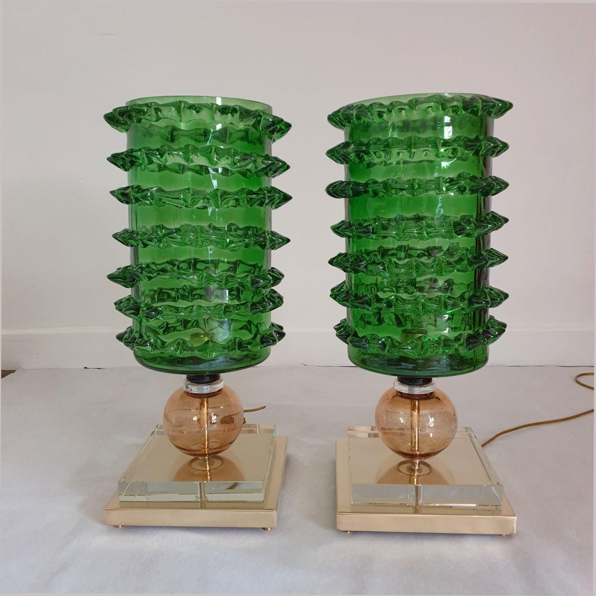 Pair of Mid Century Modern Murano glass and brass lamps, Barovier & Toso style Italy 1980s.
The Mid-Century table lamps are made of a green Rostrato Murano glass shade, nesting the light: irregular and thick Murano handmade decor.
The Italian lamps