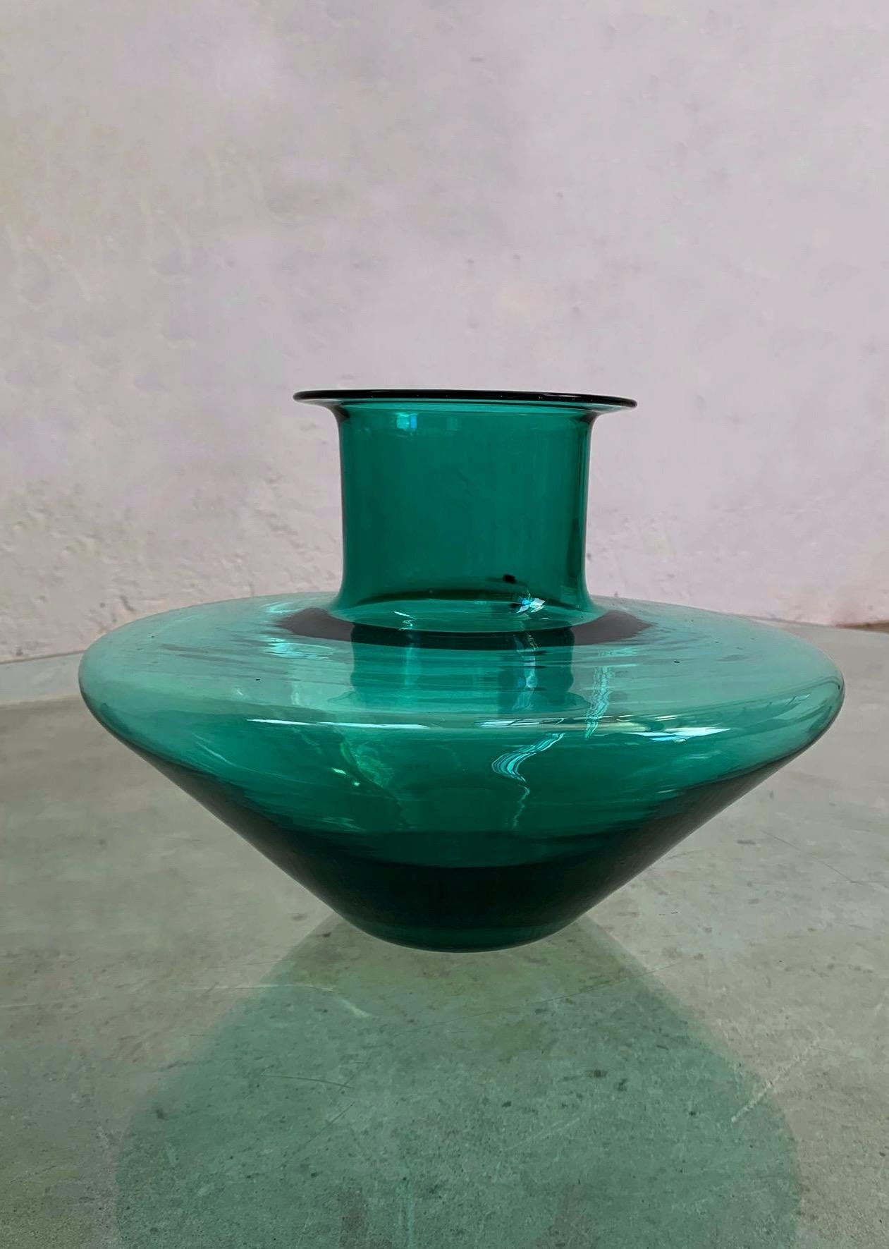 Vase aus grünem Muranoglas von Salviati, 1970er Jahre, Italien.

Vase aus transparentem grünem Muranoglas, signiert am Boden.

 h22 - Durchmesser 30 cm 