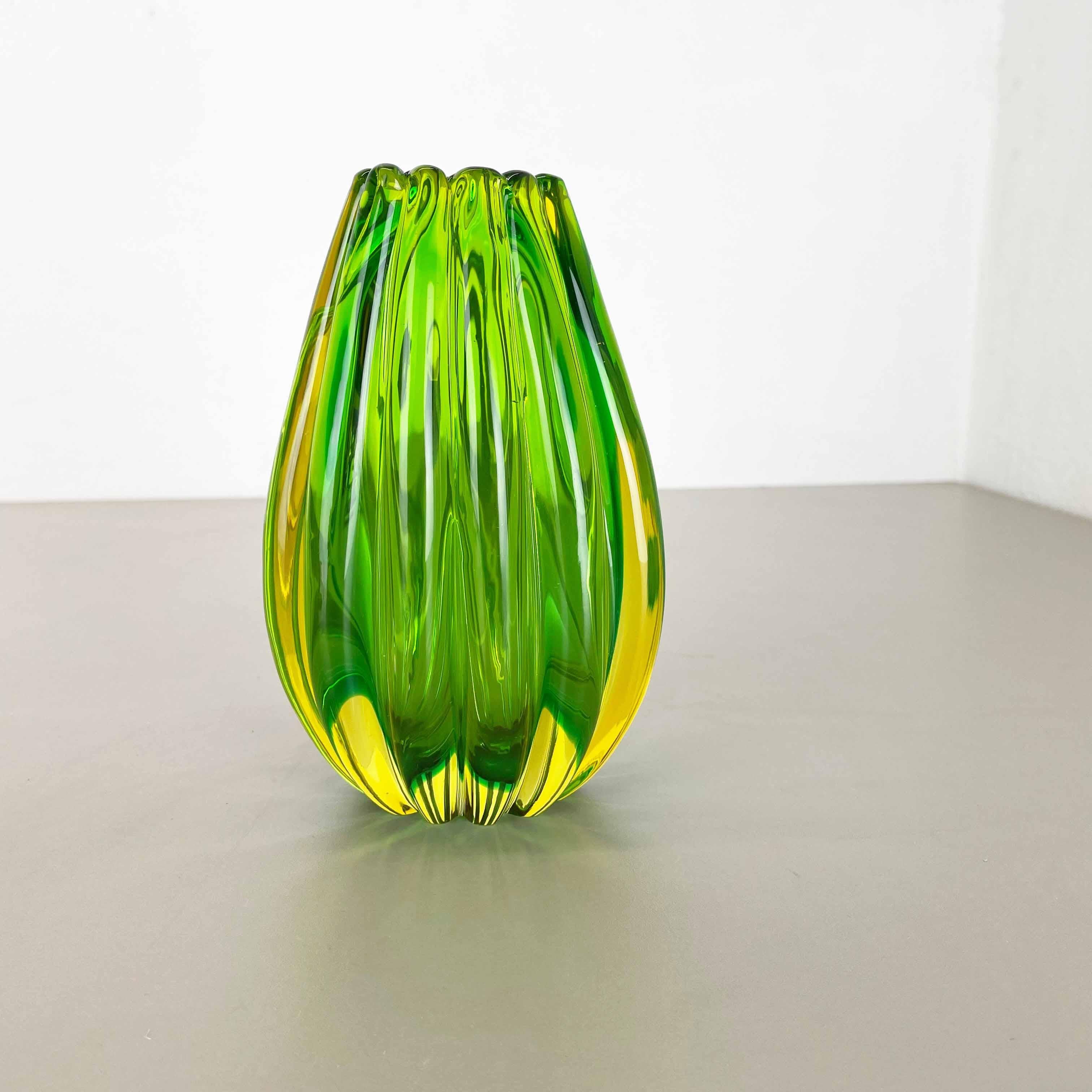 Article :

Élément de vase en verre de Murano par Barovier et Toso


Origine :

Murano, Italie


Décennie :

1970s



Cet élément de vase en verre vintage original a été produit dans les années 1970 à Murano, en Italie. Il est