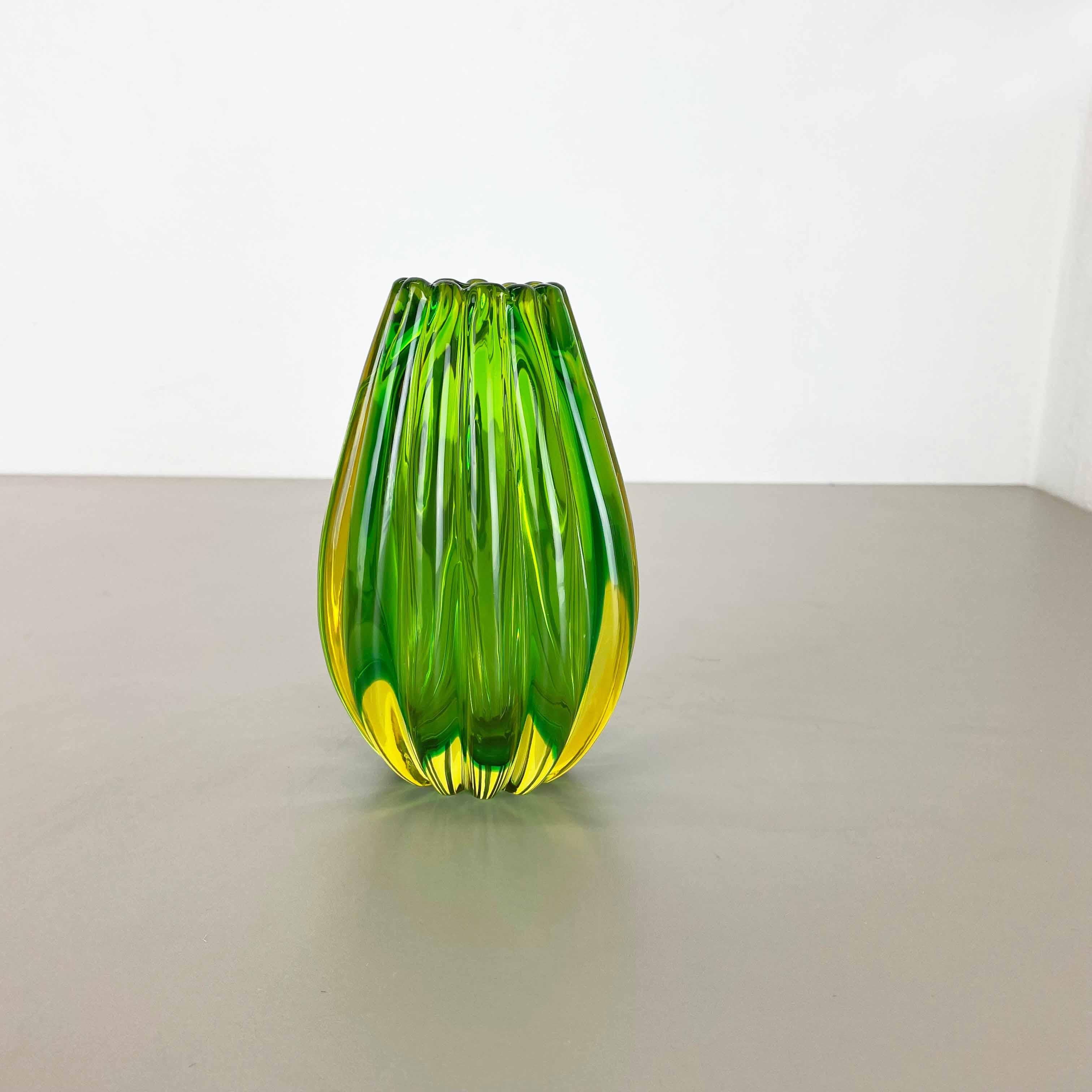Mid-Century Modern Green Murano Glass Vase Element Cordonato d'oro by Barovier and Toso Italy 1970s For Sale