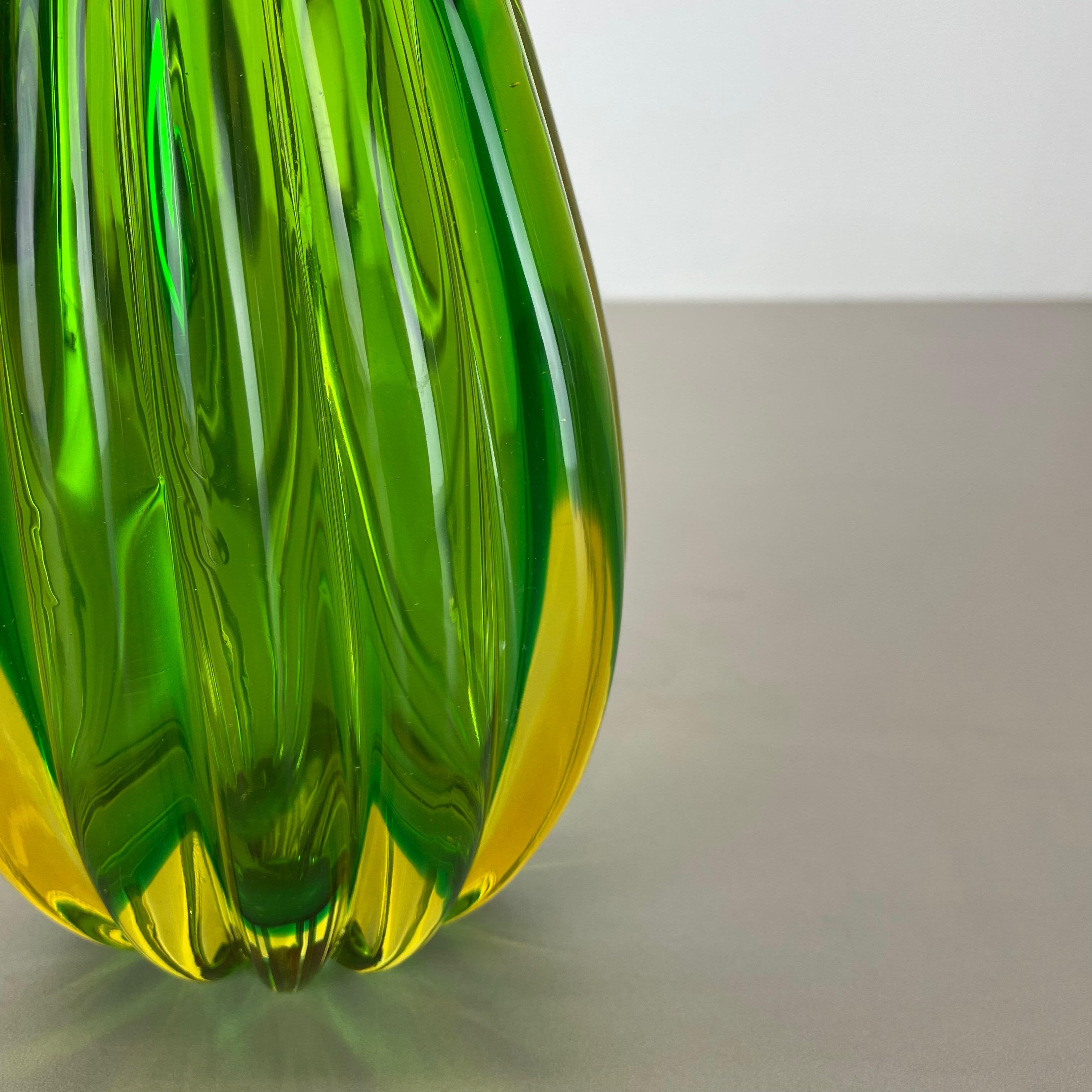 20ième siècle Élément de vase en verre de Murano vert Cordonato d'oro de Barovier et Toso, Italie, 1970 en vente