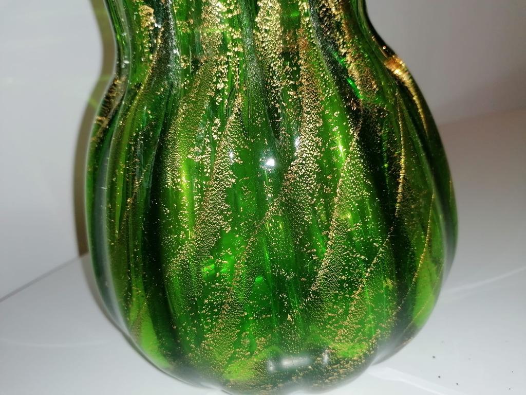 Milieu du XXe siècle Vase en verre de Murano vert en vente