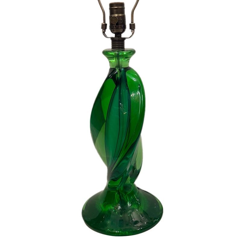 Una lámpara italiana de cristal soplado de Murano de hacia 1960

Medidas:
Altura del cuerpo: 15
Altura hasta el apoyo de la sombrilla: 24
Diámetro: 7