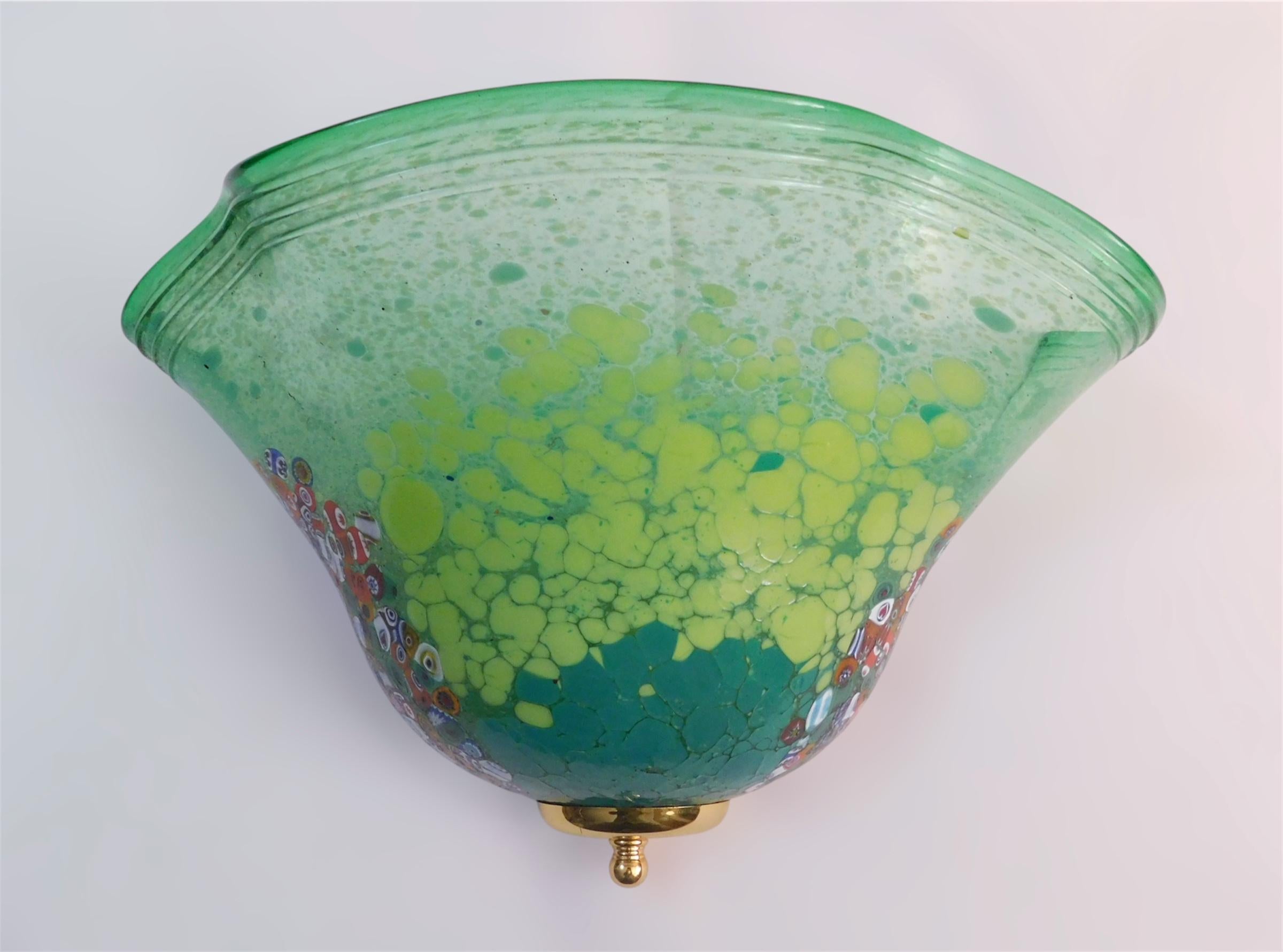 Applique vintage italienne avec abat-jour en verre de Murano vert et murrina multicolore / Fabriquée en Italie par La Murrina, vers les années 1960
Dimensions : largeur 15,5 pouces, hauteur 9 pouces, profondeur 8 pouces
1 lampe / type E26 ou E27 /