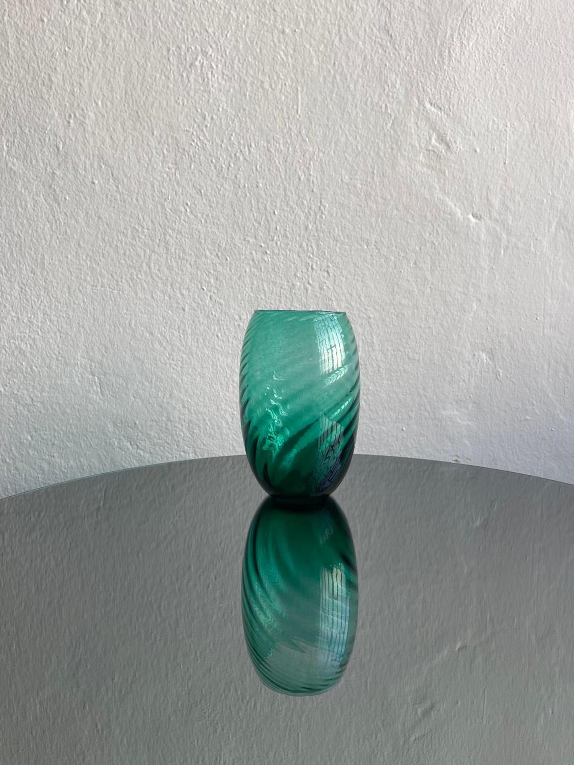Hand blown glass vase - Murano glass vase - Spiral Murano vase

Wonderful green vase in hand blown Murano glass, decorated with a stamped spiral pattern running all along the surface. A small original sticker, visible in photos but very faded, reads