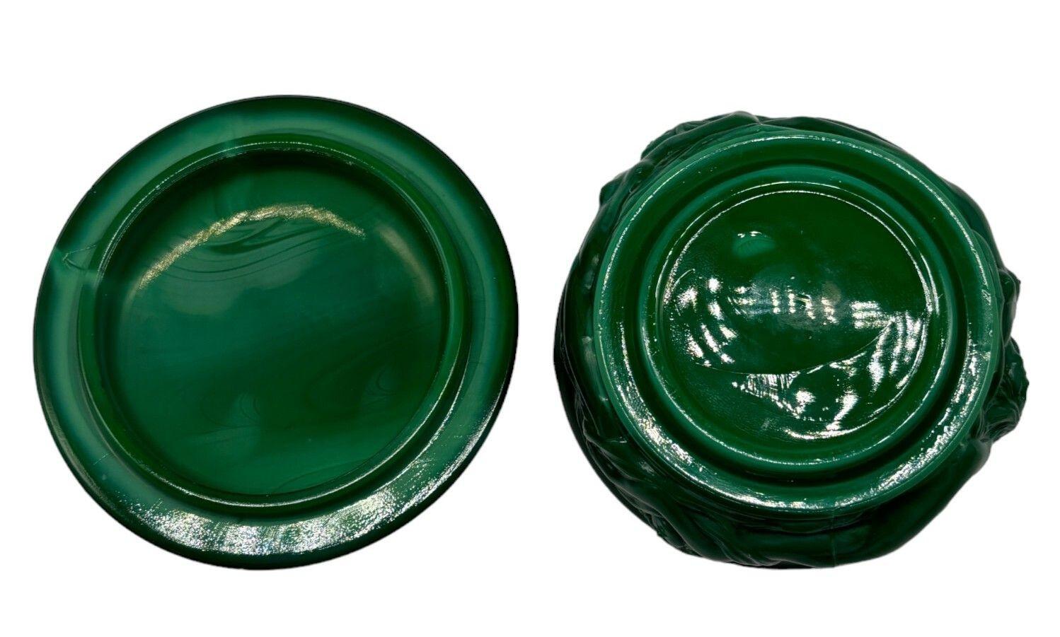 Bonbonniere aus grünem Naiads-Glas mit Bacchantes-Puderkasten von Heinrich Hoffmann (Mitte des 20. Jahrhunderts) im Angebot