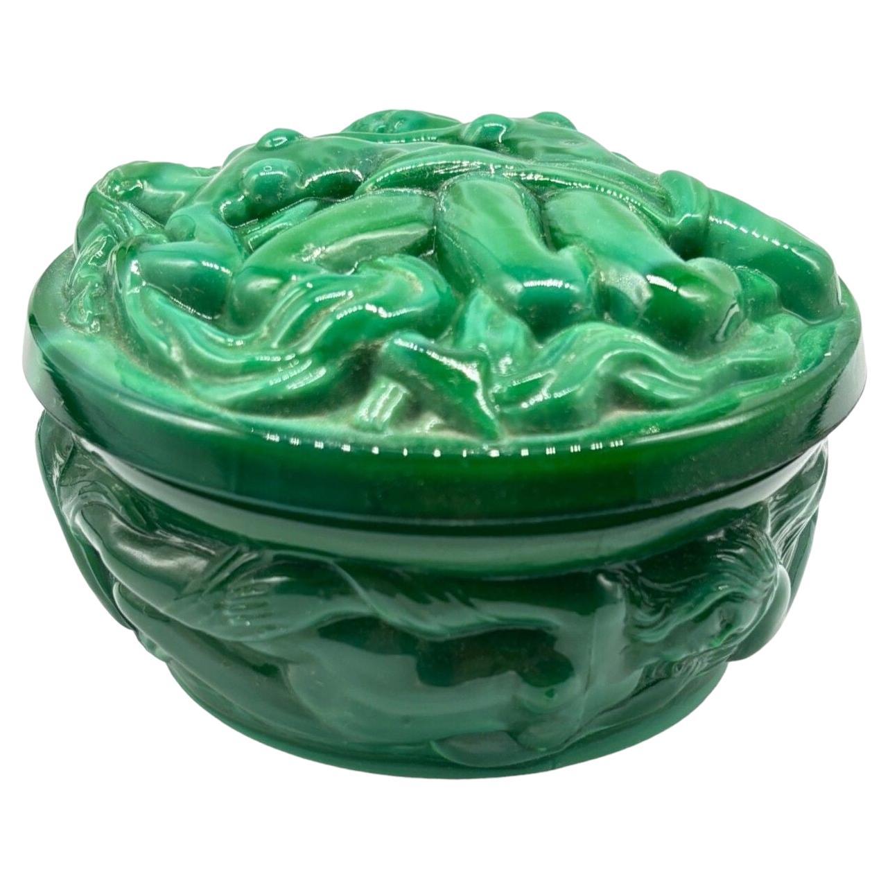 Bonbonniere aus grünem Naiads-Glas mit Bacchantes-Puderkasten von Heinrich Hoffmann im Angebot