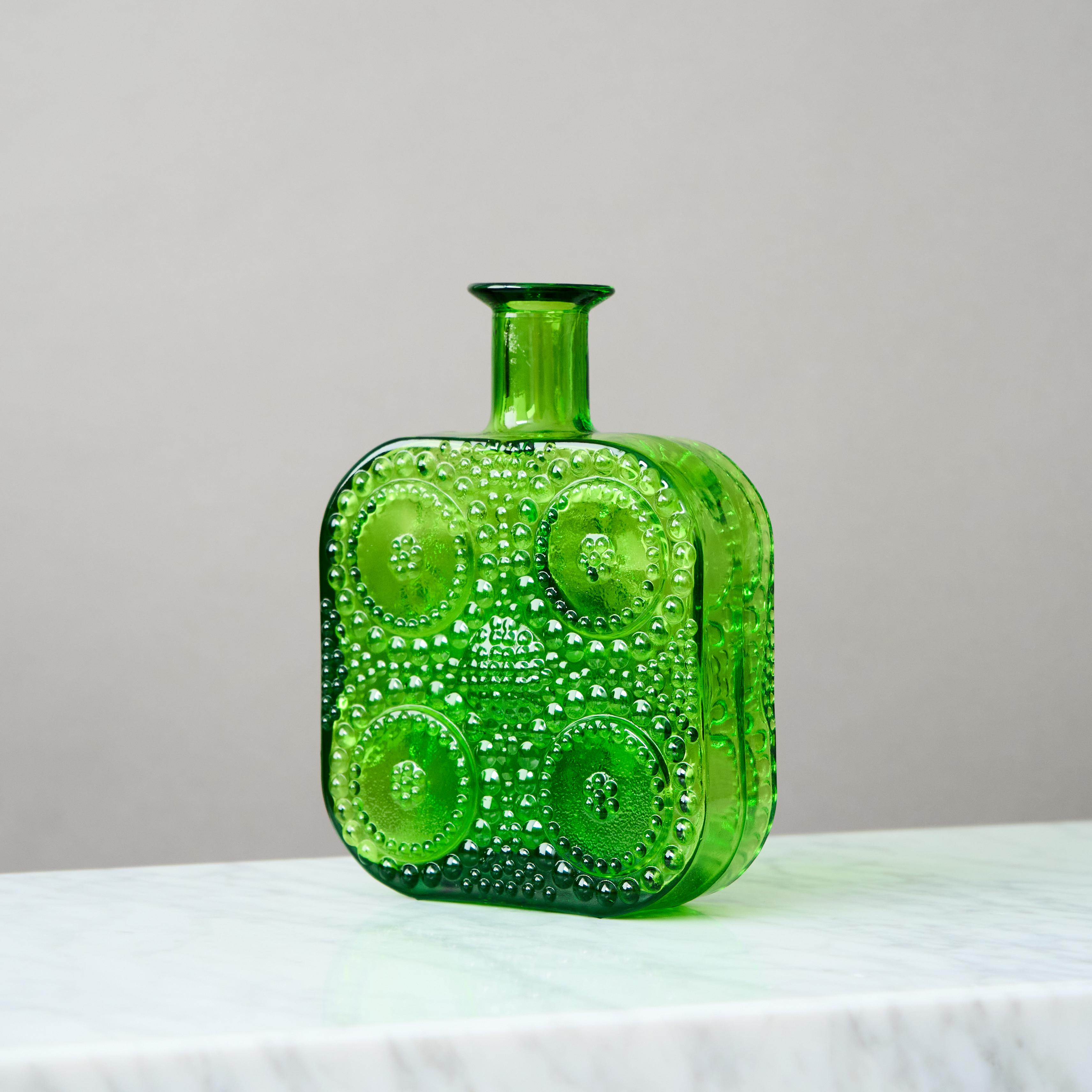 Scandinavo moderno Vaso d'arte in vetro verde Nanny Still 'Grapponia' di Riihimäen Lasi, Finlandia, 1968. in vendita