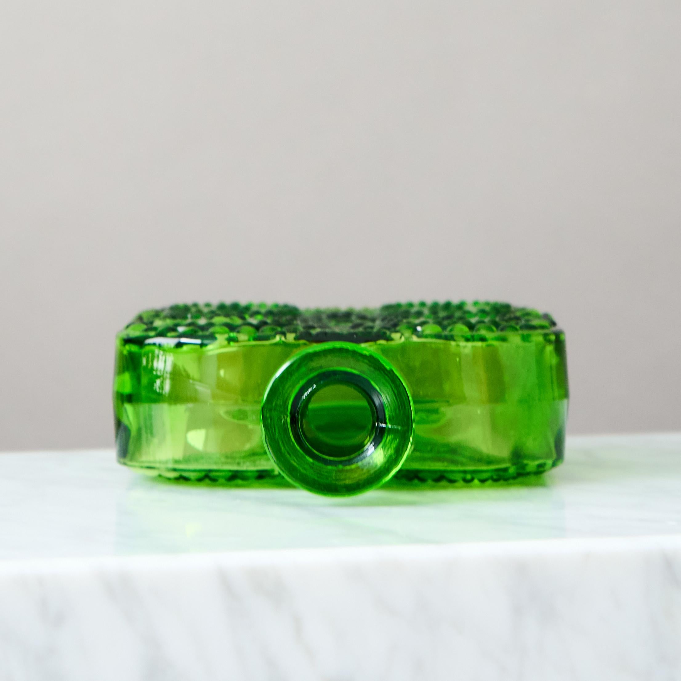 Vaso d'arte in vetro verde Nanny Still 'Grapponia' di Riihimäen Lasi, Finlandia, 1968. In condizioni buone in vendita a Malmö, SE