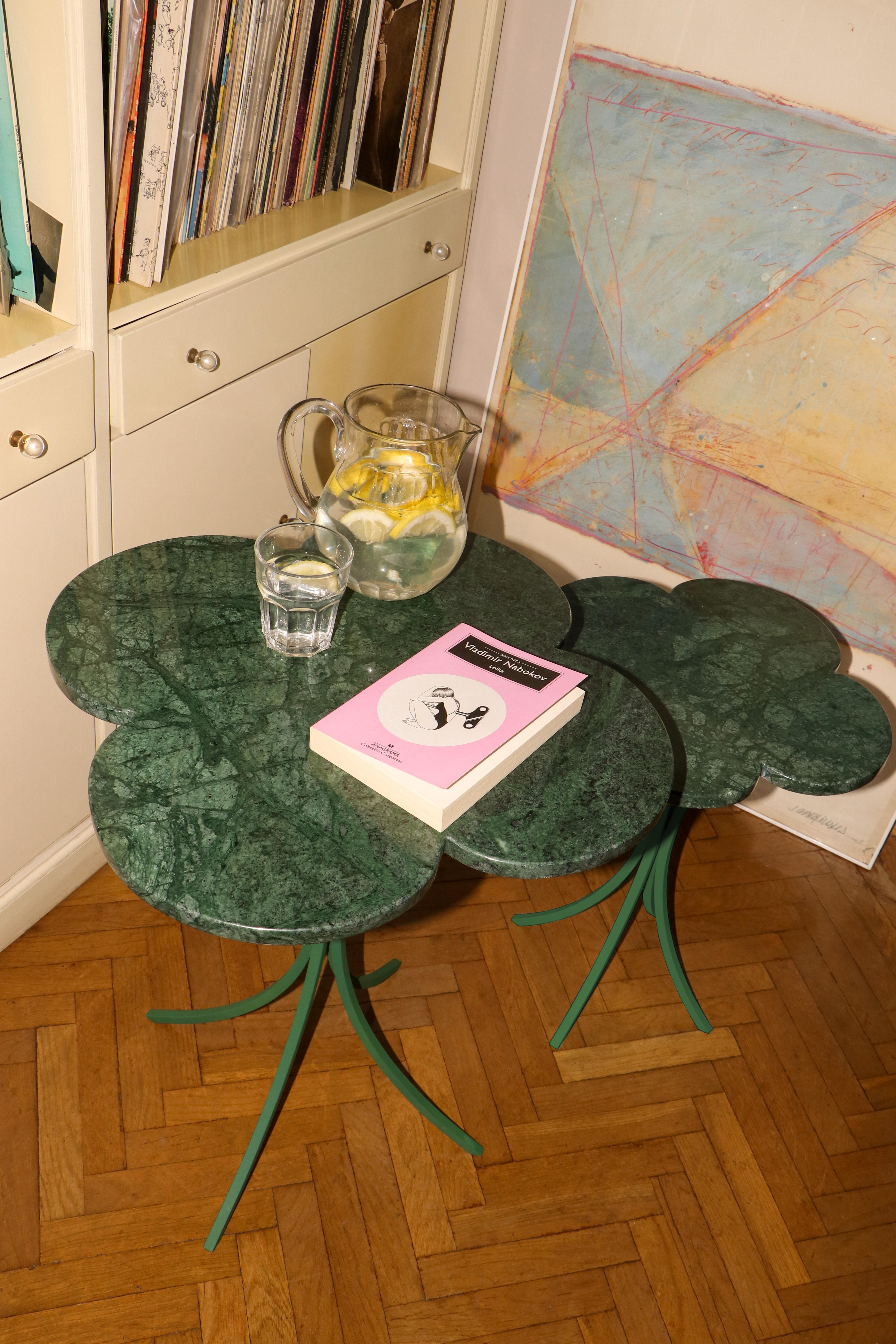 Espagnol Table de chevet en marbre indien à fleurs de trèfle en pierre naturelle verte en vente