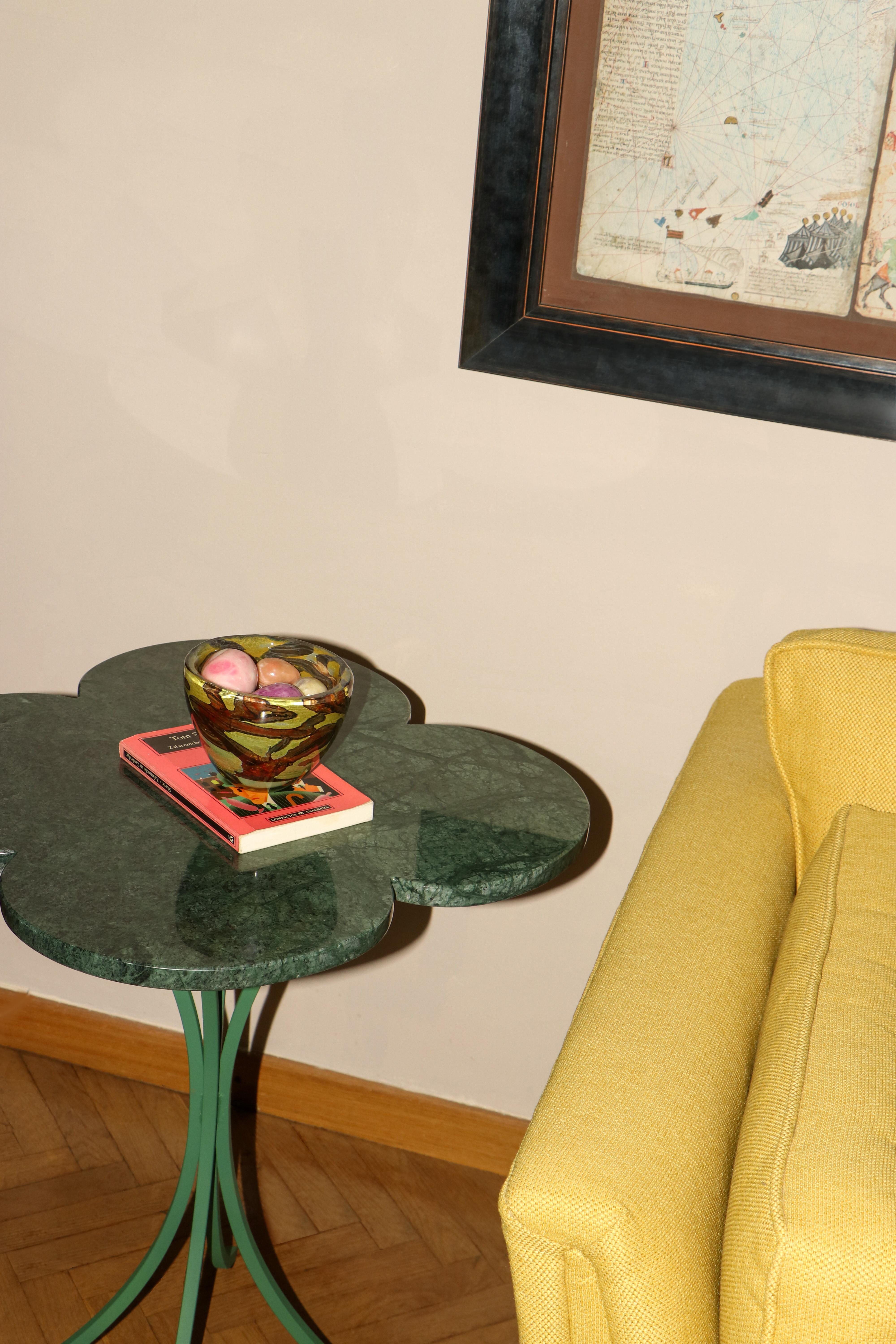 Fait main Table de chevet en marbre indien à fleurs de trèfle en pierre naturelle verte en vente